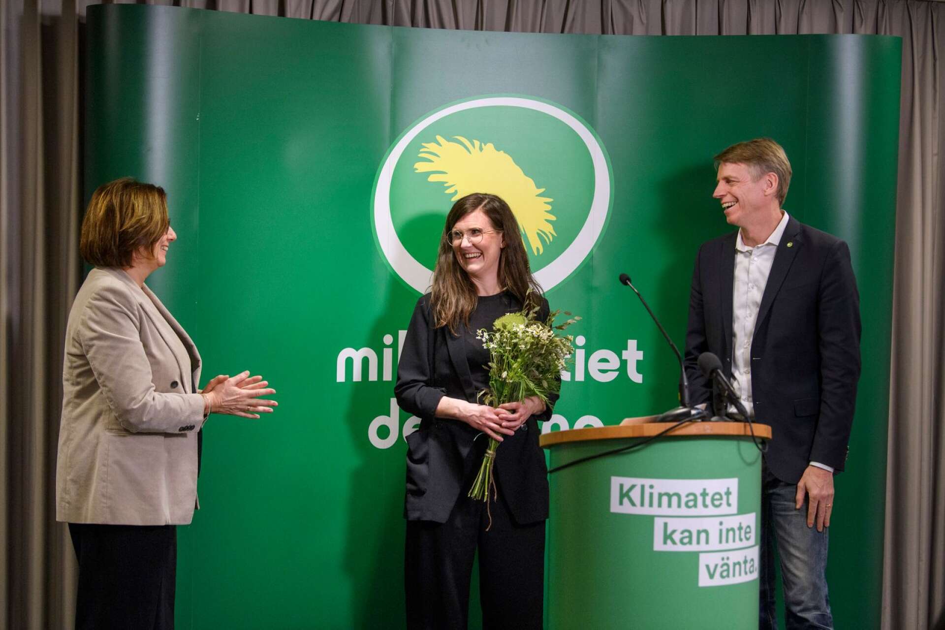 Märta Stenevi har valts till nytt språkrör och gratuleras av avgående språkröret Isabella Lövin och Per Bolund under Miljöpartiets extrakongress.