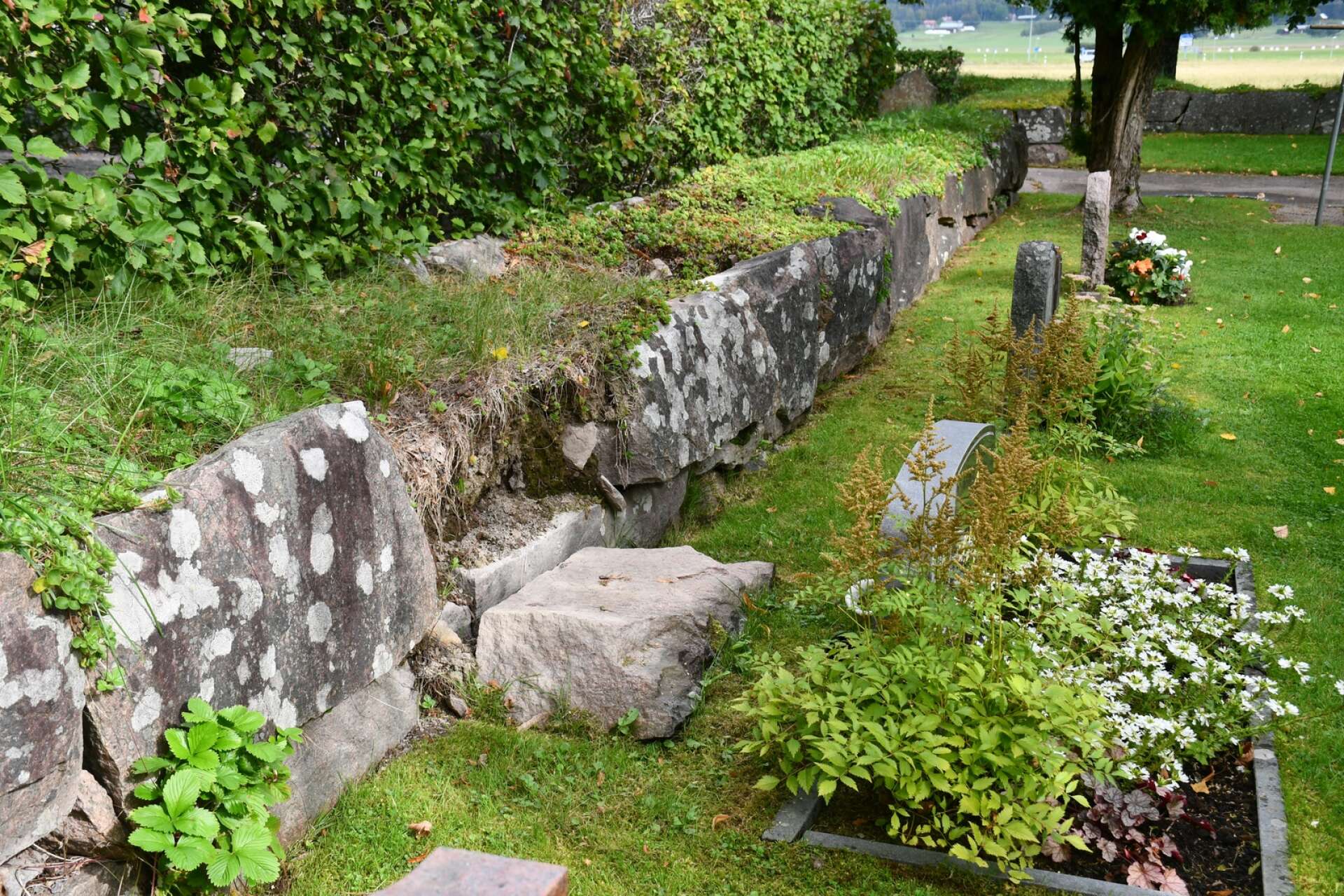 En sten på södra kyrkogårdsmuren har ramlat.