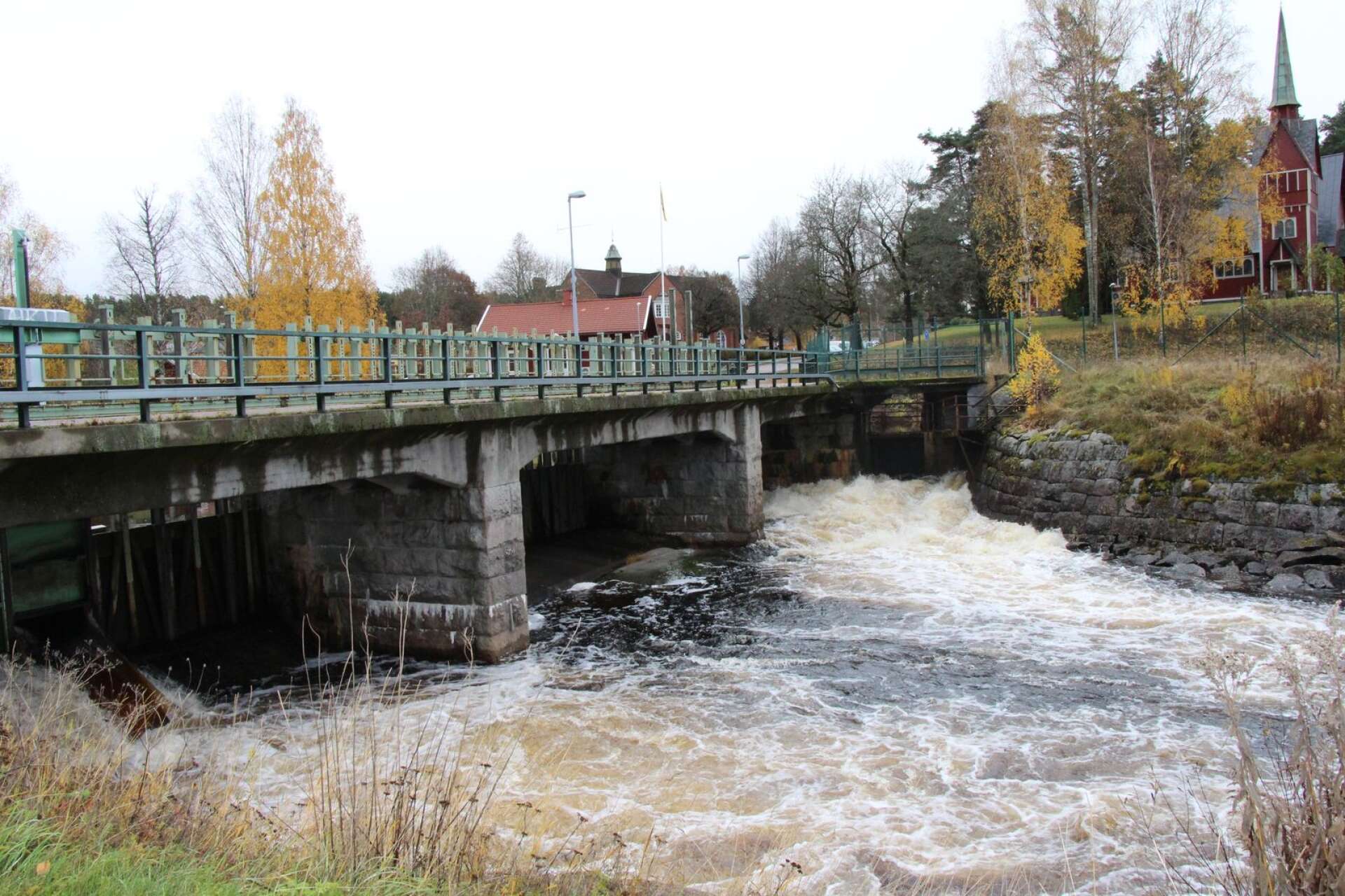 Flödena är höga i Uvån i Hagfors. Här har SMHI utfärdat en klass 1-varning.