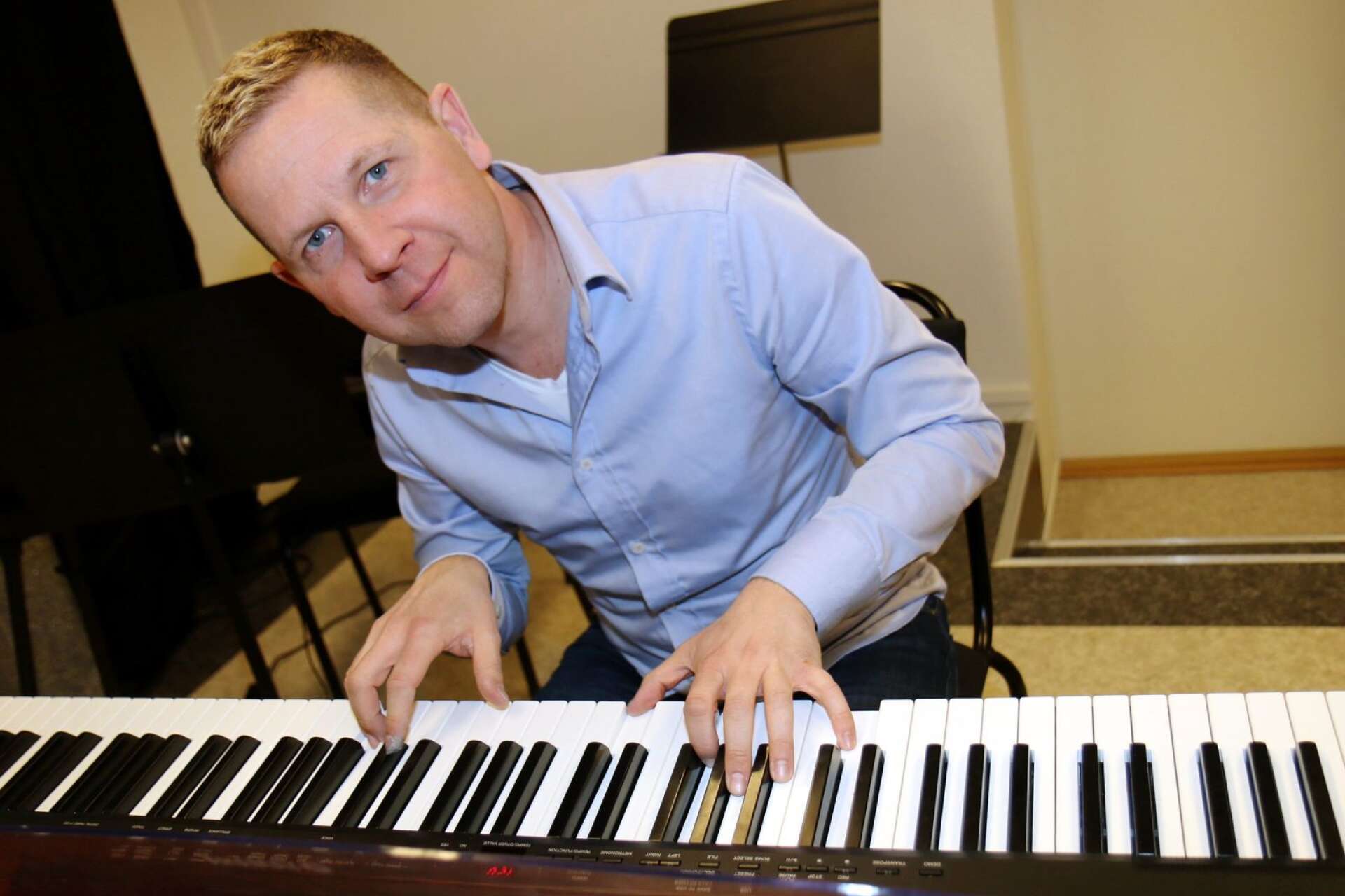 Michael Bäck, förra kulturskolechefen i Hjo kommun, står för pianomusik i tv-programmet &quot;Massor med schlager&quot;.