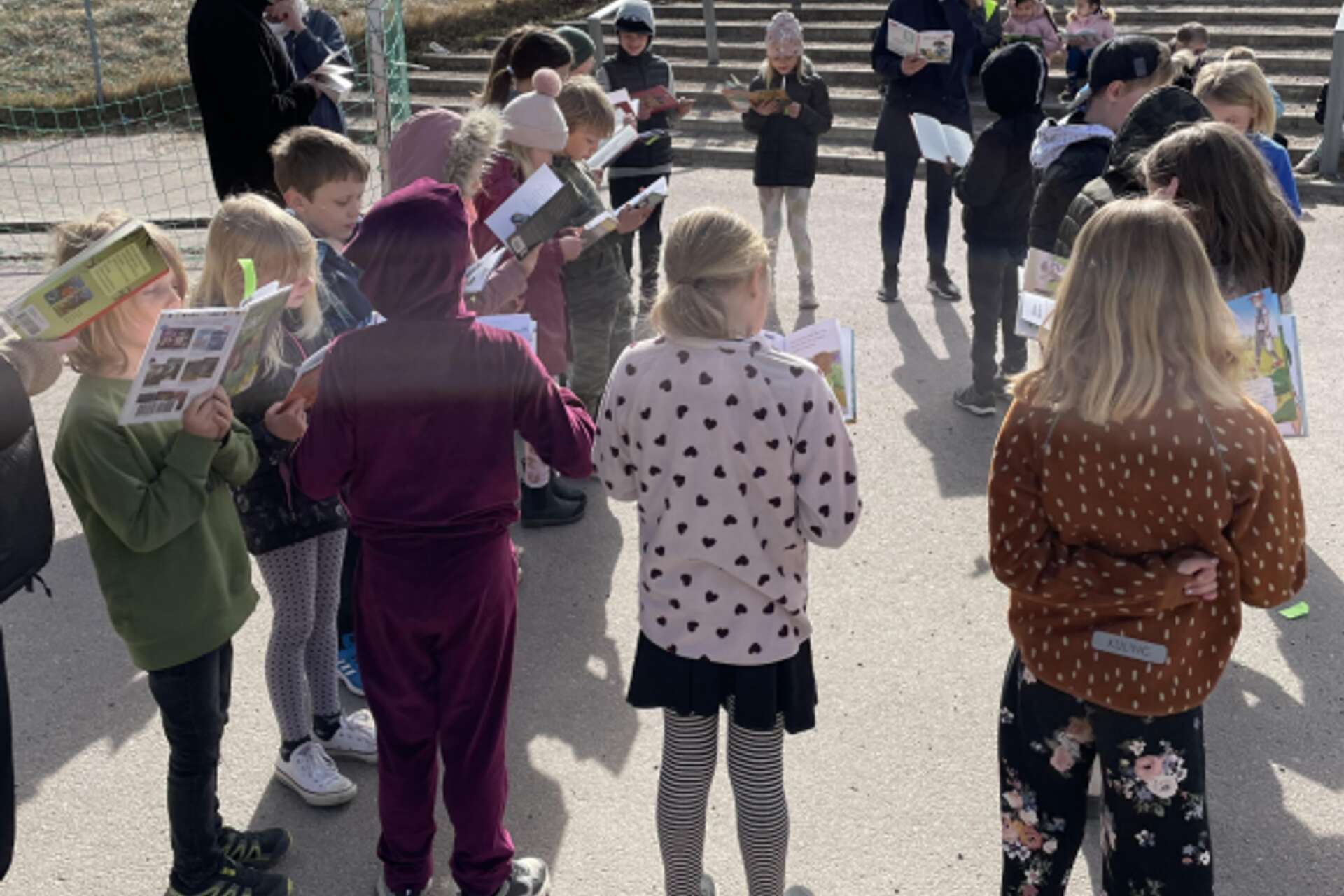 Eleverna, ett drygt hundratal av dem som går på lågstadiet i Hagfors, samlades på skolgården för en gemensam lässtund.