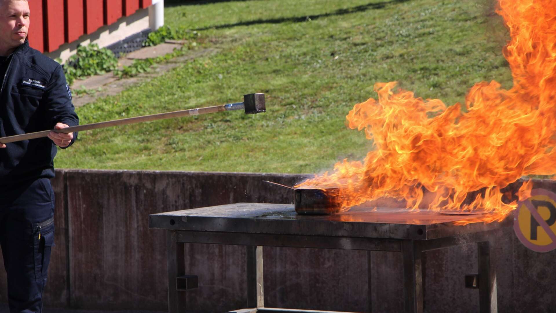 Daniel Gustavsson visar hur farligt det är att försöka släcka brinnande matolja med vatten 