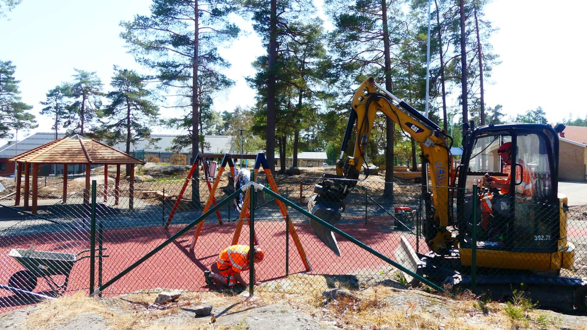 Nya Rösparksskolans skolgård är snart helt klar.
