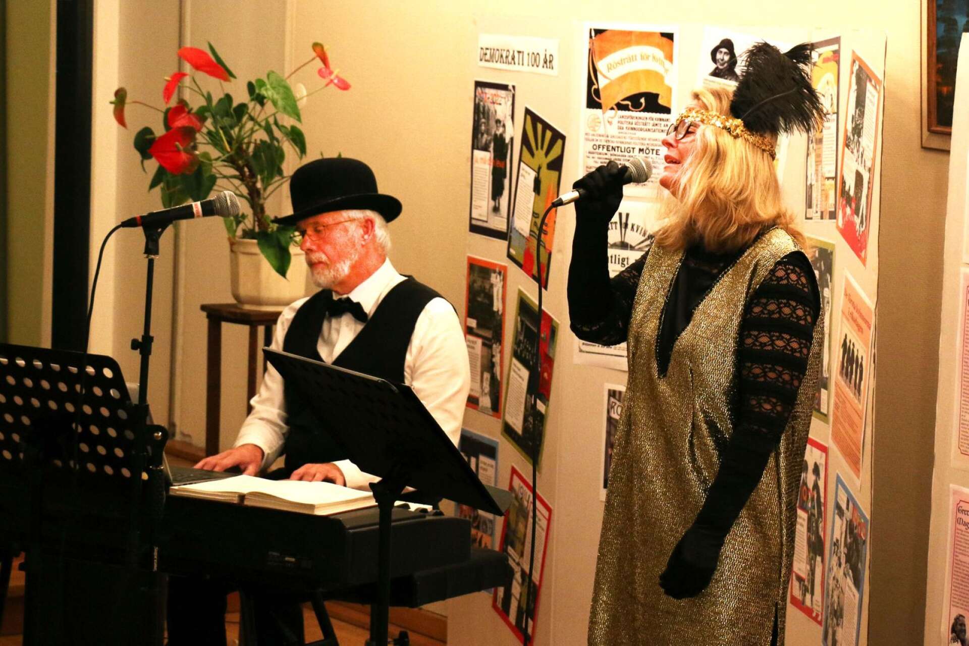 Viktoria Karlsson och Roger Karlsson framförde Jeremia i Tröstlösas dikt ”Man borde inte sova” tonsatt av Gustaf Wennerberg.