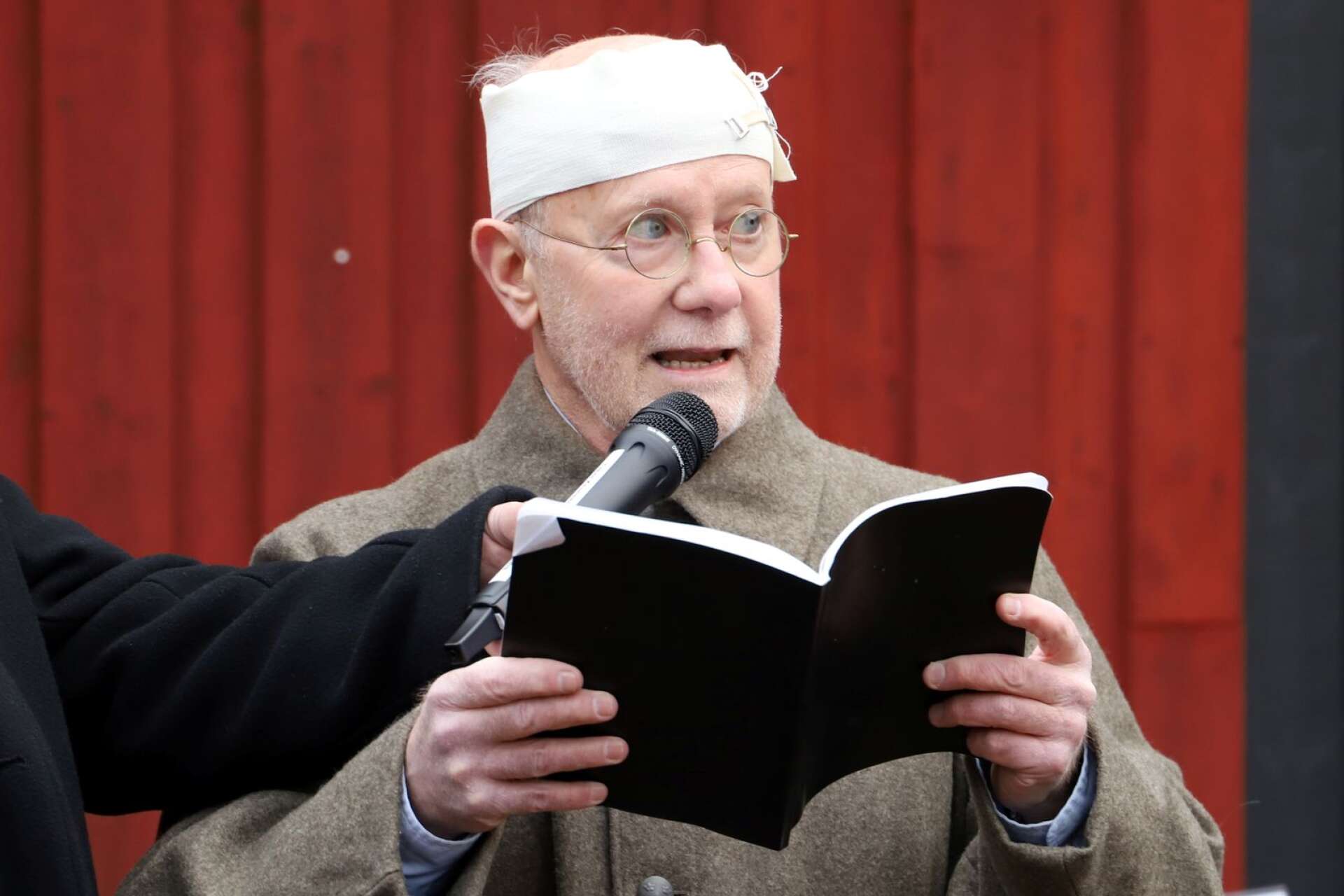 Öivind Åsberg var rätt klädd för uppdraget när han läste högt ur dagböckerna från A9:s sjukstuga. Dagboksnoteringarna är ett av många inslag av lumparminnen på en ny utställning på Kristinehamns historiska.