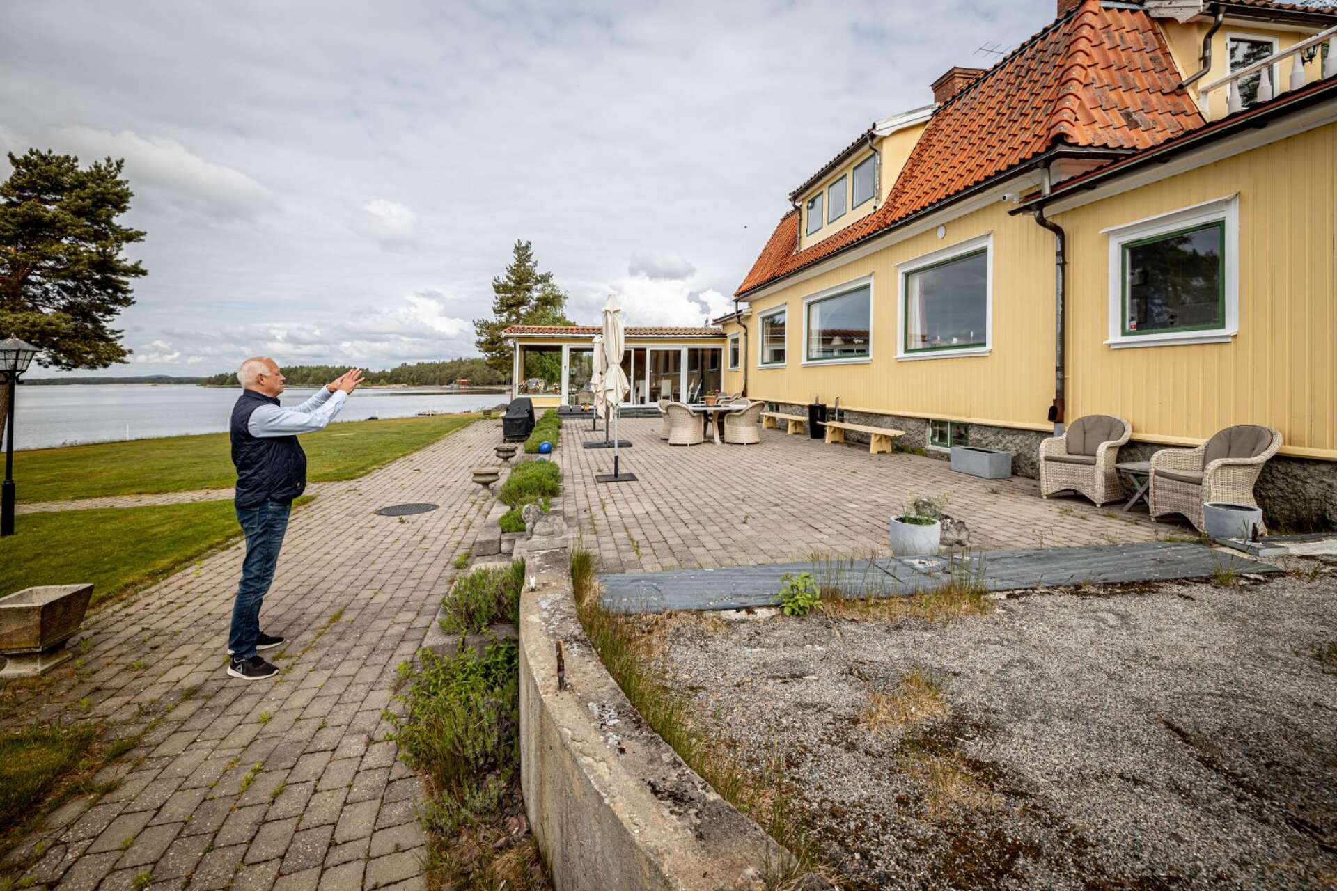 Malcolm Rangnitt vill att fler ska få chansen att bo strandnära i Sverige, precis som han själv gör på Arnäs längst ut på Segerstadshalvön väster om Karlstad.