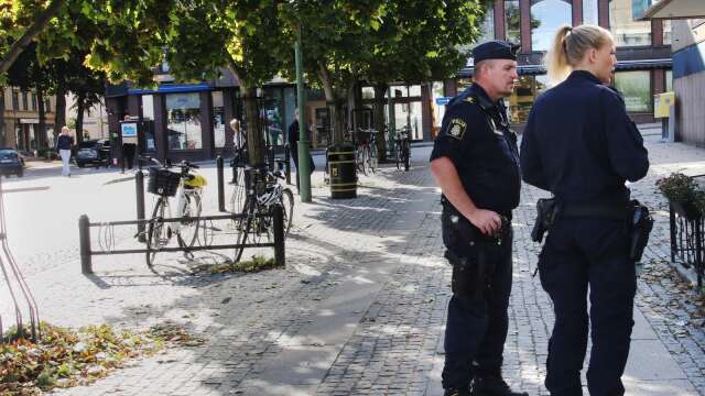 Polisen kallades till Nya torget i Mariestad efter att ungdomar börjat slåss. Rådiga vuxna kunde dock sära på bråkstakarna.