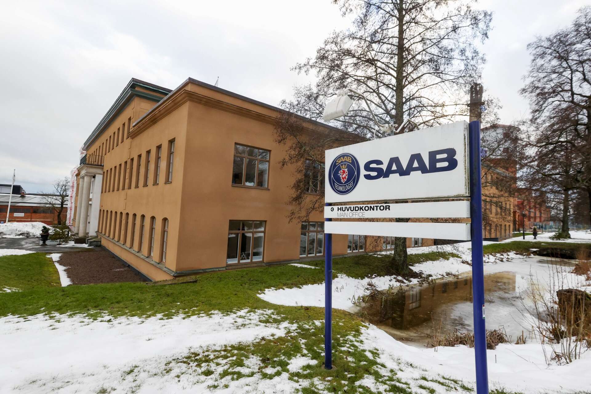 Cirka 1300 personer arbetar vid Saab Dynamics i Karlskoga. Snart öppnas ett kontor i Karlstad också, som kan få ett par hundra anställda.