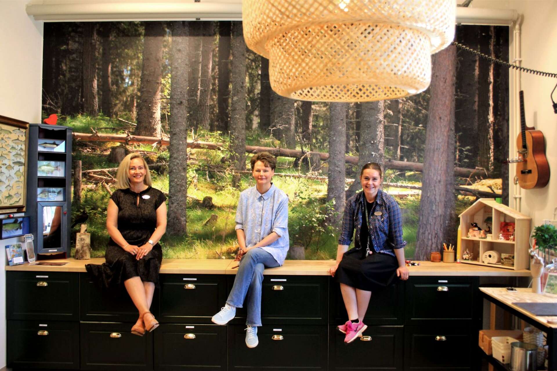 Skogsbilden bakom Maria, Annika och Anna är fotograferad i Kärrbackstrand.