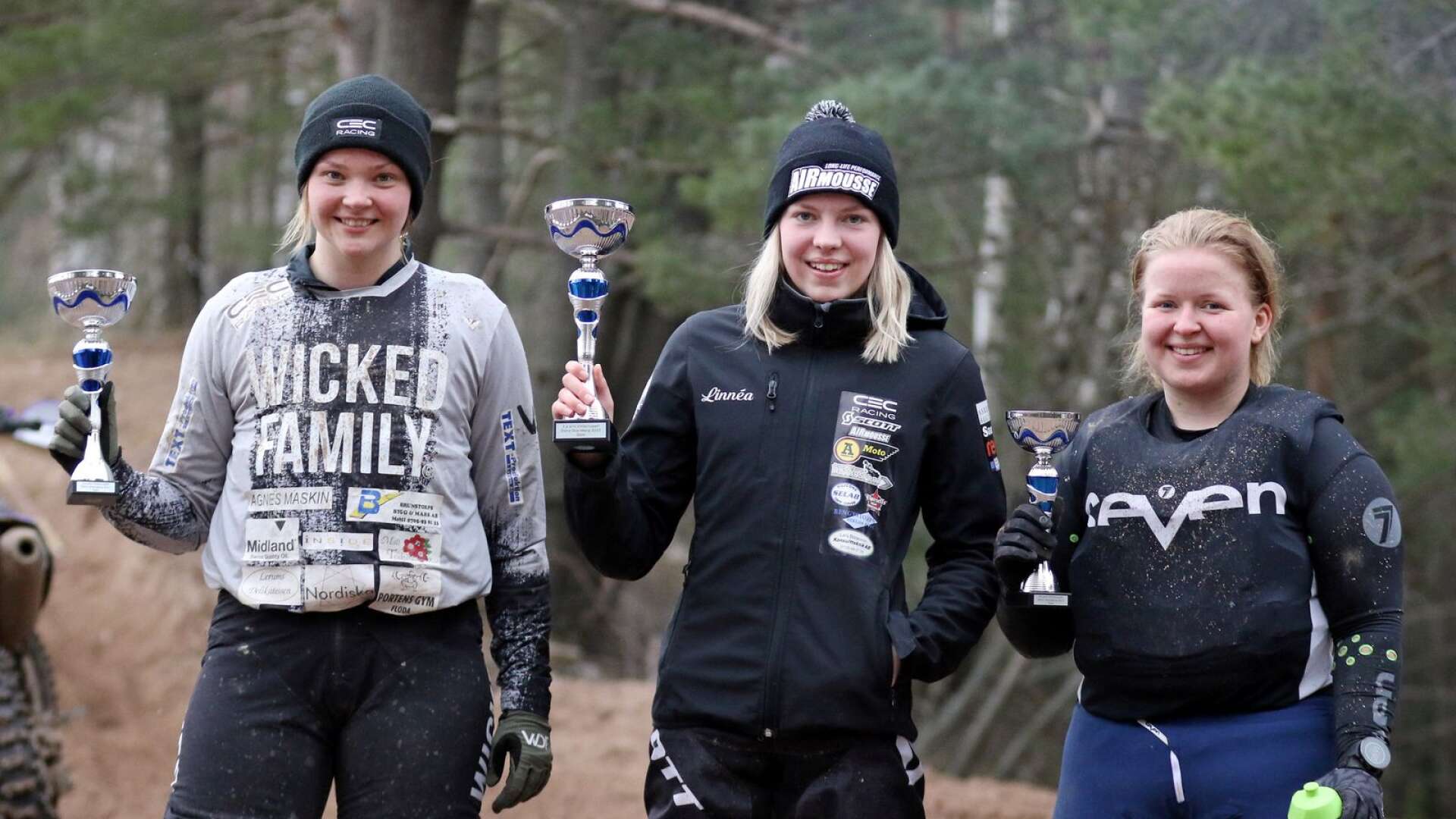 Damsegrare var Linnéa Åkesson, FMCK Skövde, i mitten och flankeras av tvåan Emelie Nilsson, MA Lerum till vänster och Emelie Andersson, Varbergs MK till höger.