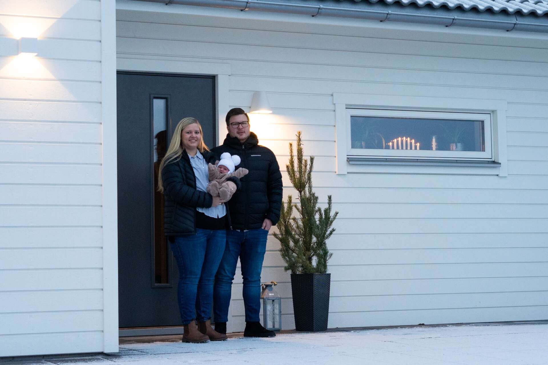 Sofie Svensson, Alva Wester och Mikael Wester trivs bra i sitt nybyggda hus på Knäpplan.