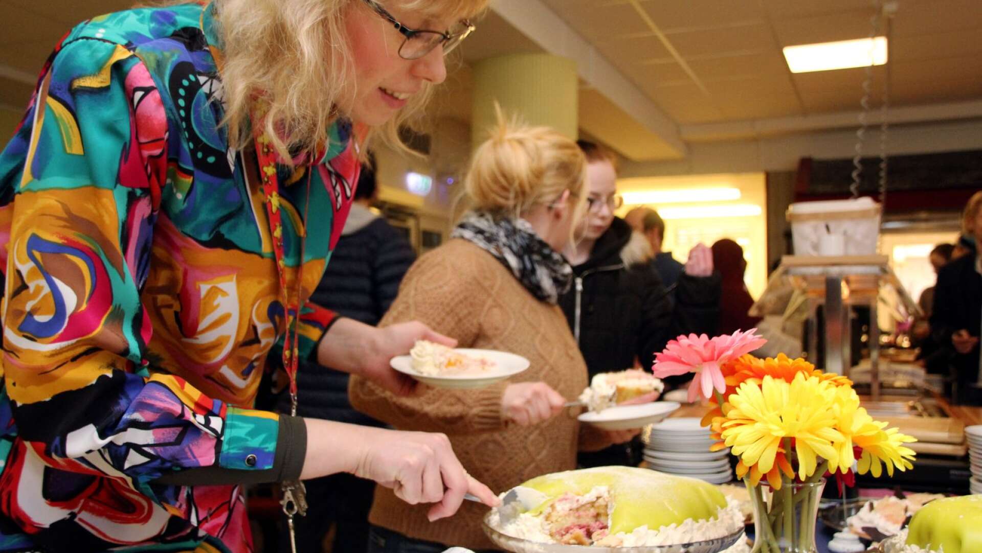 Antalet positiva nyheter är få under det gångna året. En av få var beslutet att inte flytta Dalslands folkhögskolas verksamhet, vilket firades med tårta i slutet av januari. 