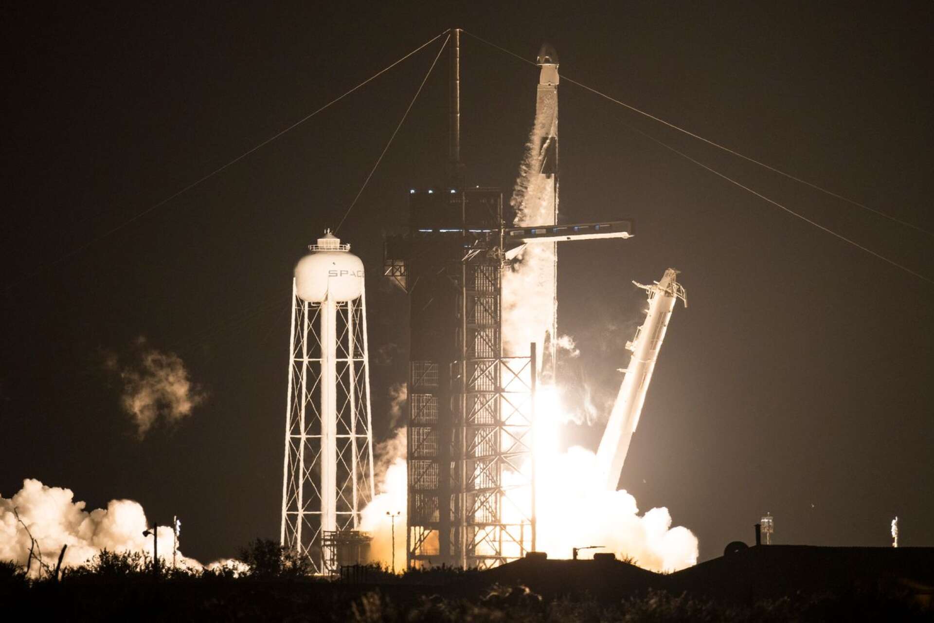 Nattlig uppskjutning av Falcon 9 med rymdfarkosten Dragon från Kennedy Space Center i Florida i söndags.
