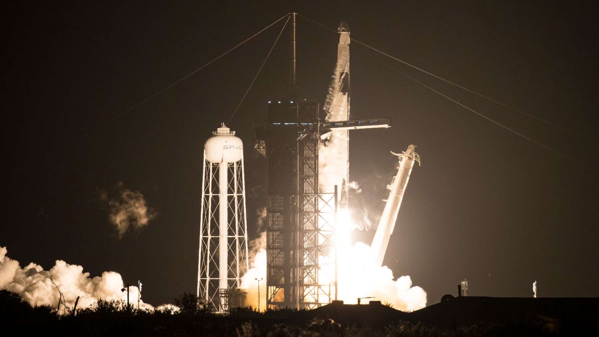Nattlig uppskjutning av Falcon 9 med rymdfarkosten Dragon från Kennedy Space Center i Florida i söndags.
