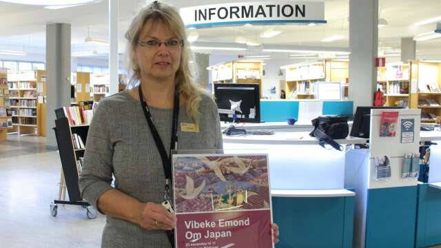 Gunilla Eriksson på Karlskoga bibliotek slår ett slag för Vibeke Emond som besöker Karlskoga och biblioteket. Emond är kvinnan som har sin passion för japansk litteratur och kultur.