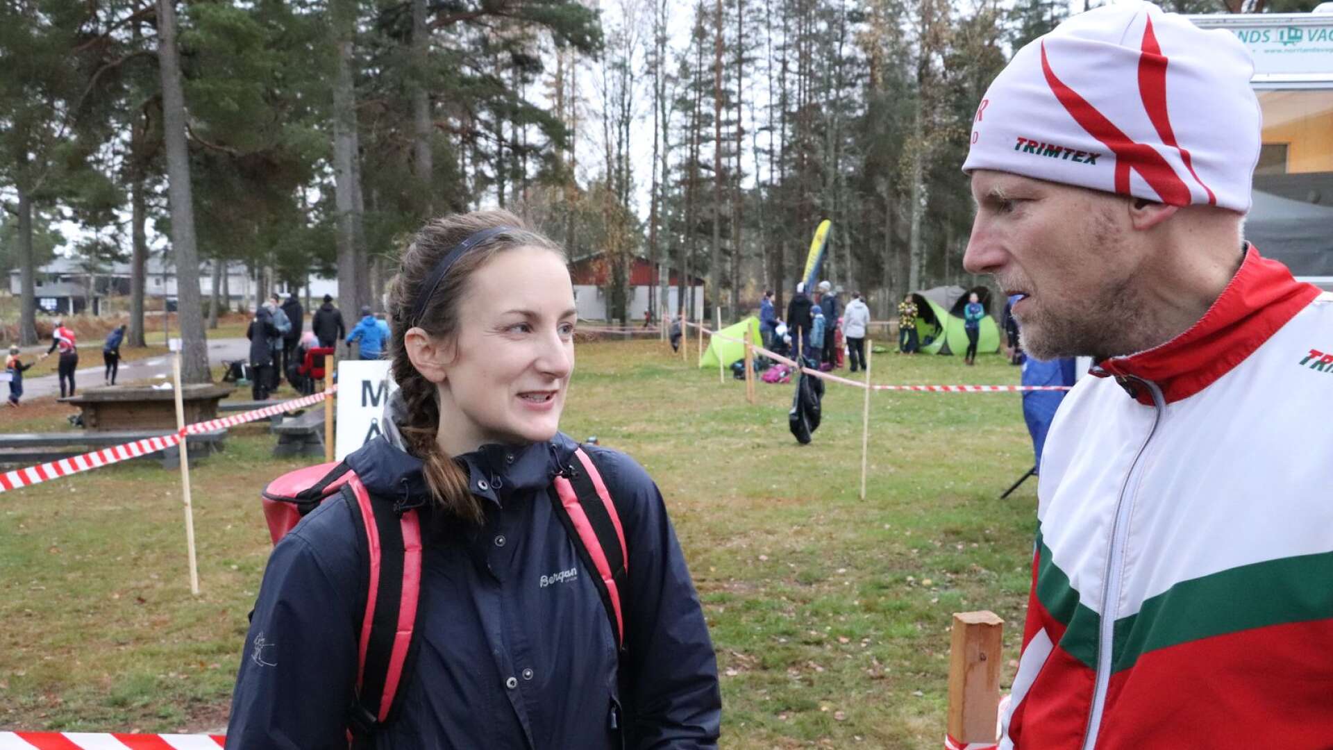 Lovisa Eklöf tillsammans med Mattias Persson, tävlingsledare för OK Tyrs tävling. Tillsammans räddade de livet på en äldre orienterare.