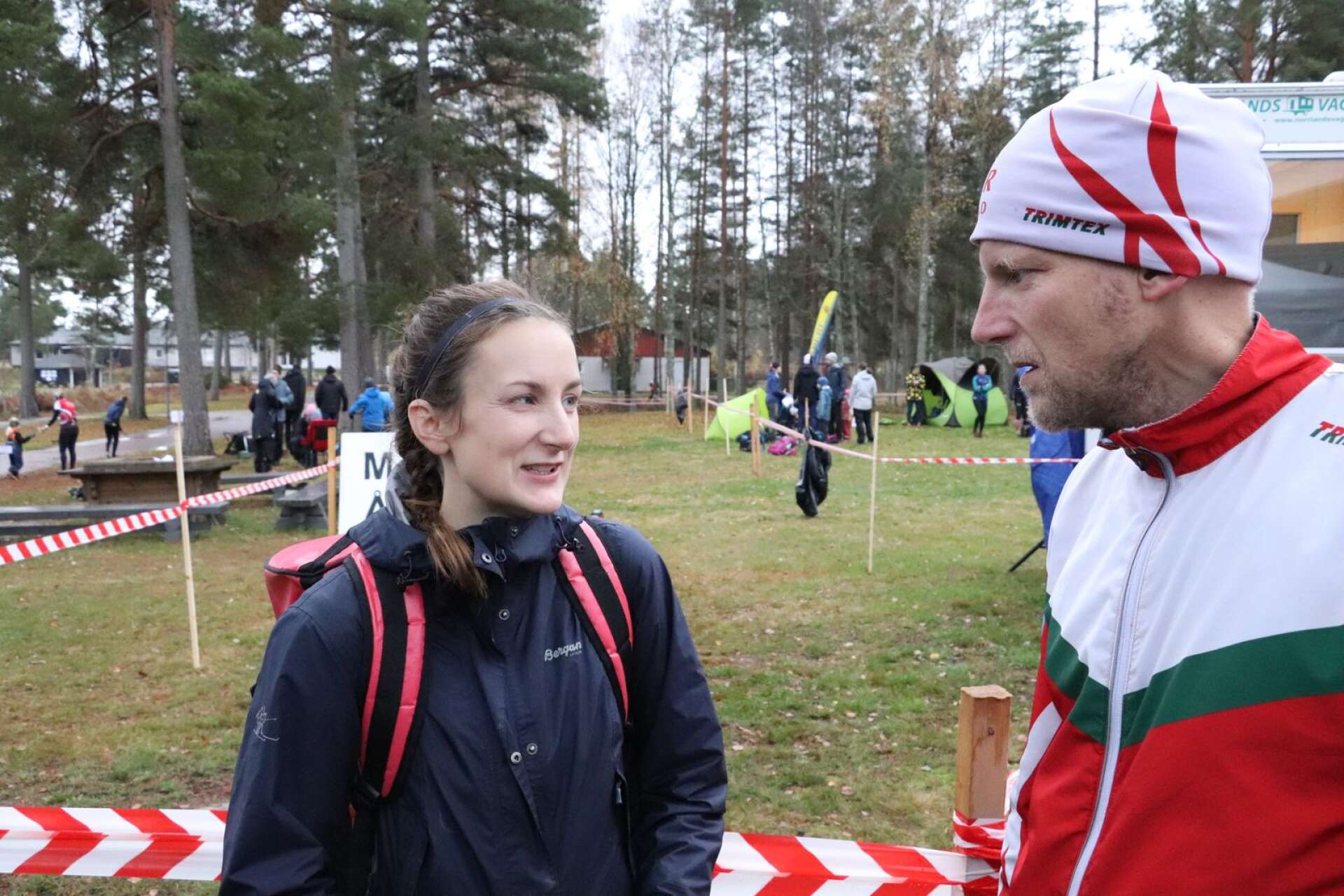 Lovisa Eklöf tillsammans med Mattias Persson, tävlingsledare för OK Tyrs tävling. Tillsammans räddade de livet på en äldre orienterare.