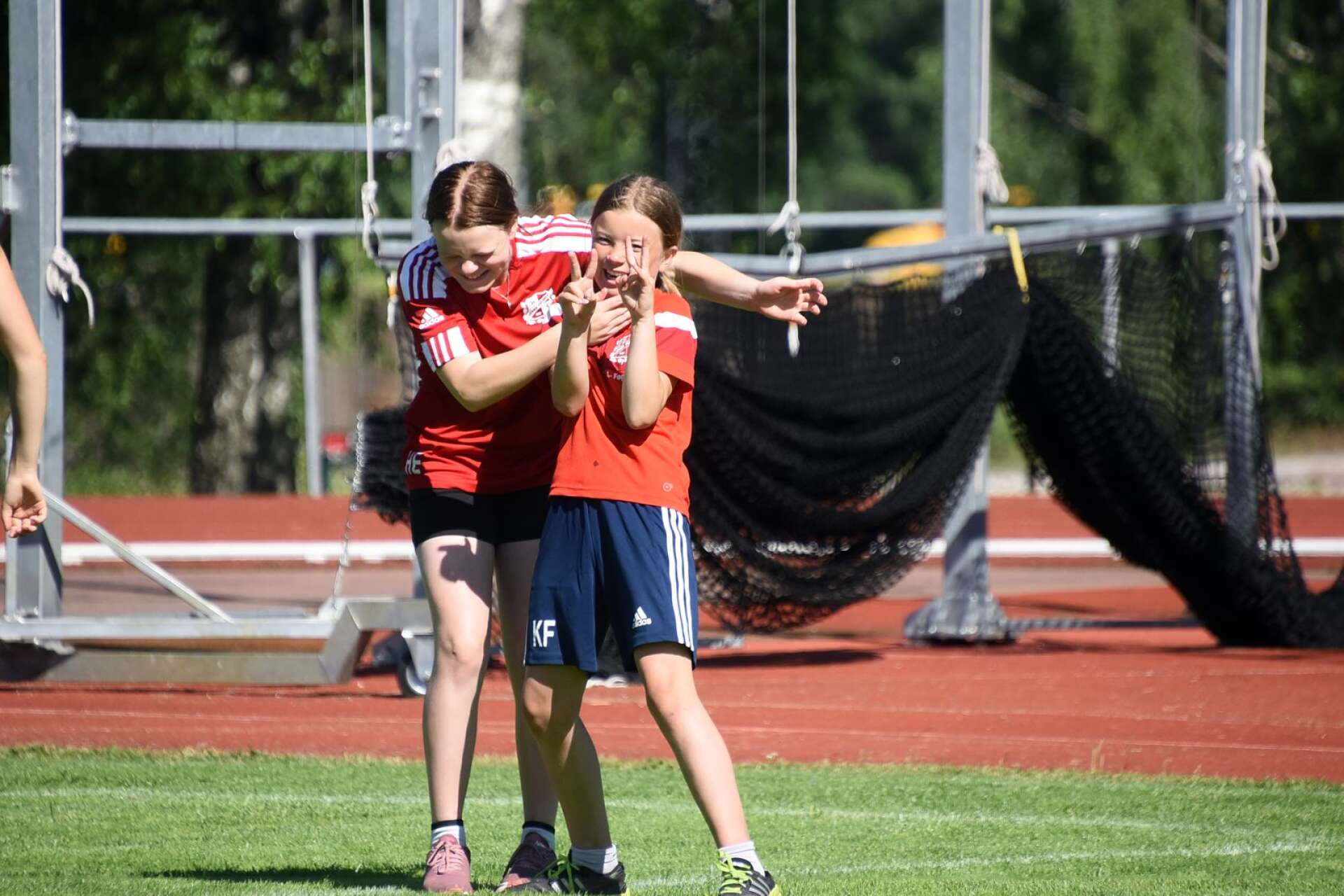 Hanna Engström och Karin Fagerberg tycker att idrottsskolan är rolig.