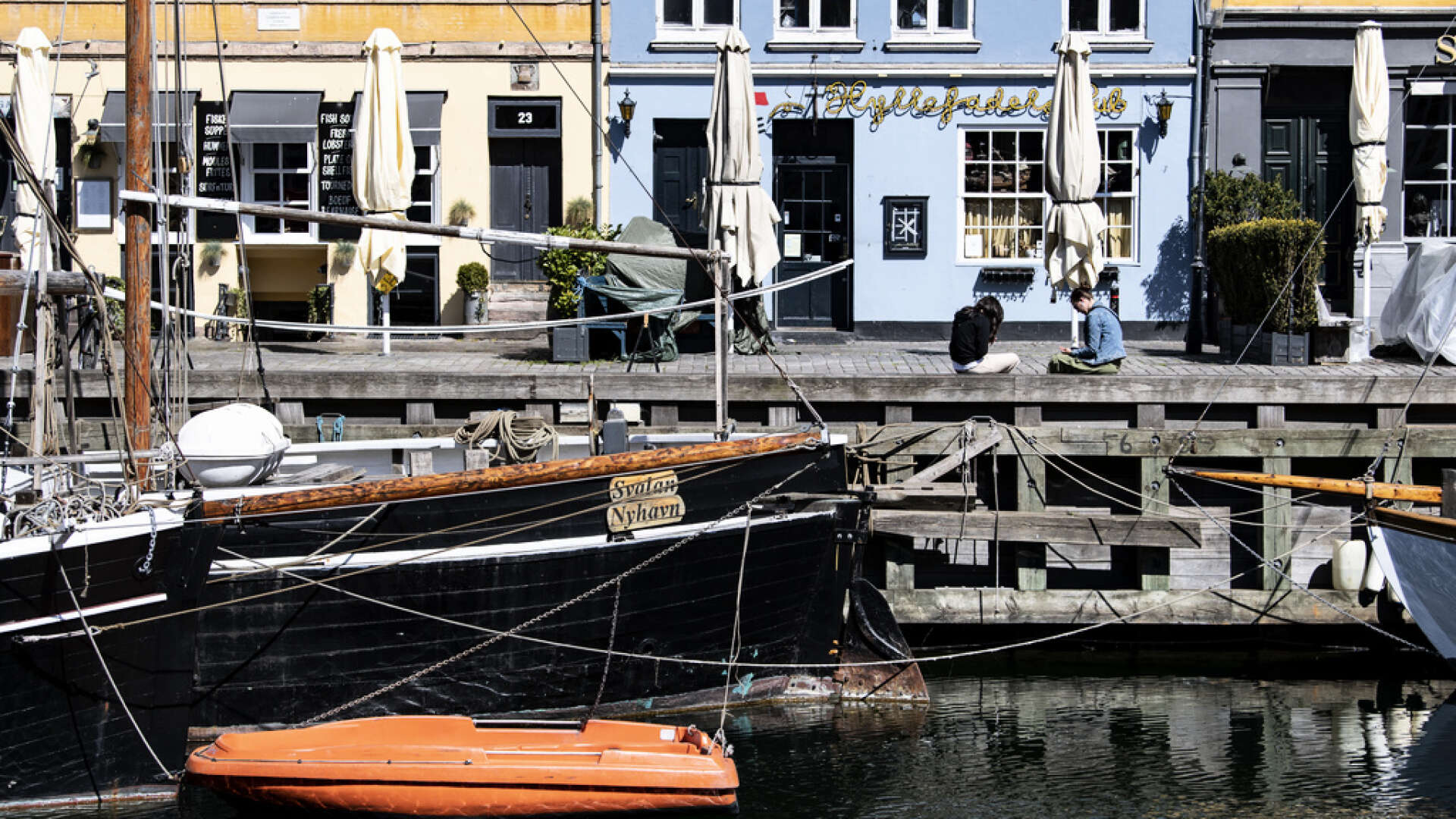 Stängda restauranger och barer i ett öde Nyhavn i Köpenhamn. Nu lättar danska myndigheter ytterligare på coronarestriktionerna. Arkivbild.