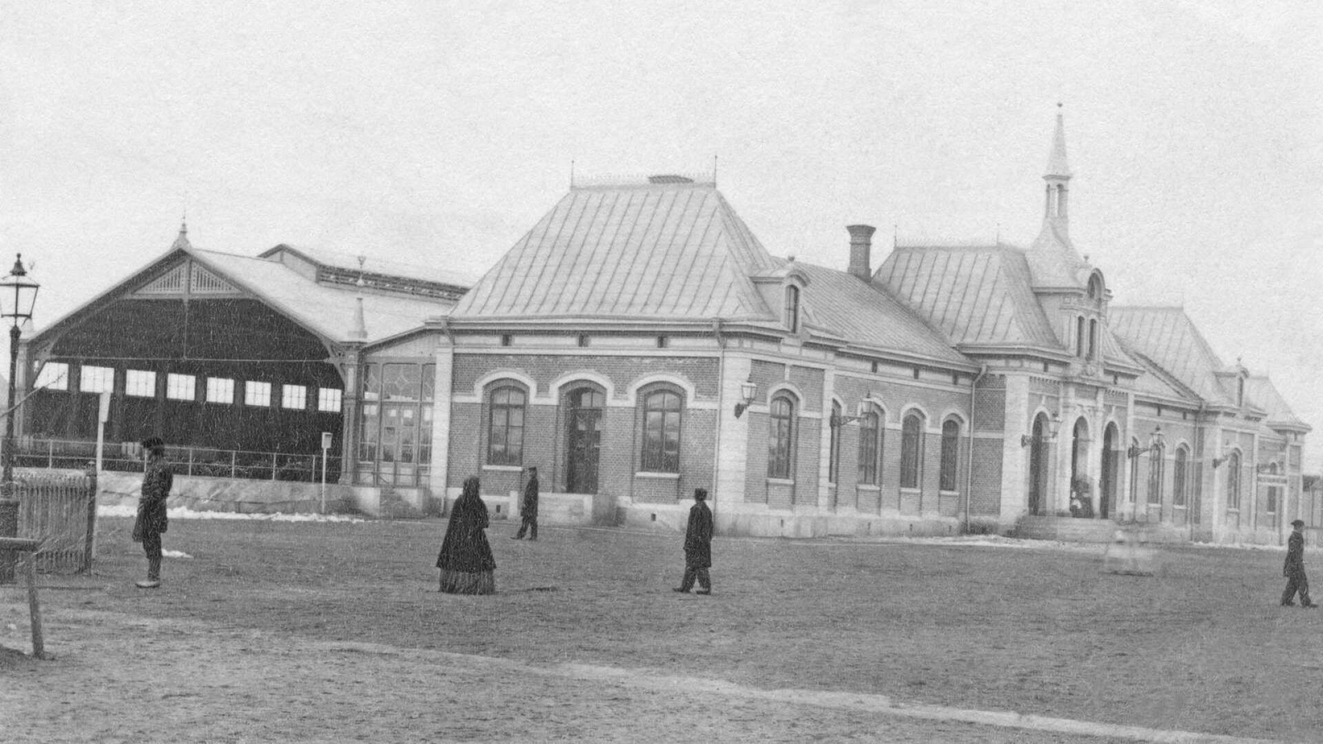 Centralstation på en bild från 1880. Från början fanns det ett stort glastak som täckte fyra spår på baksidan av stationen, det revs dock vid sekelskiftet kring 1900.