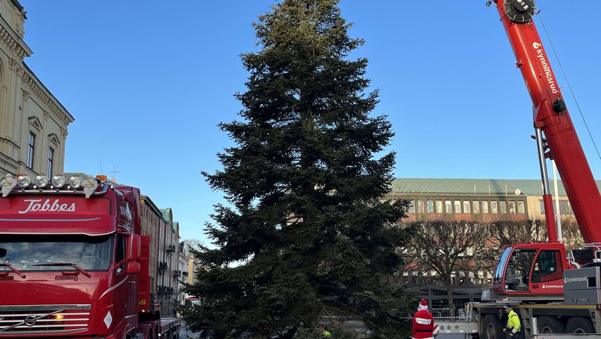 Nu har årets julgran kommit på plats på Stora torget i Karlstad.