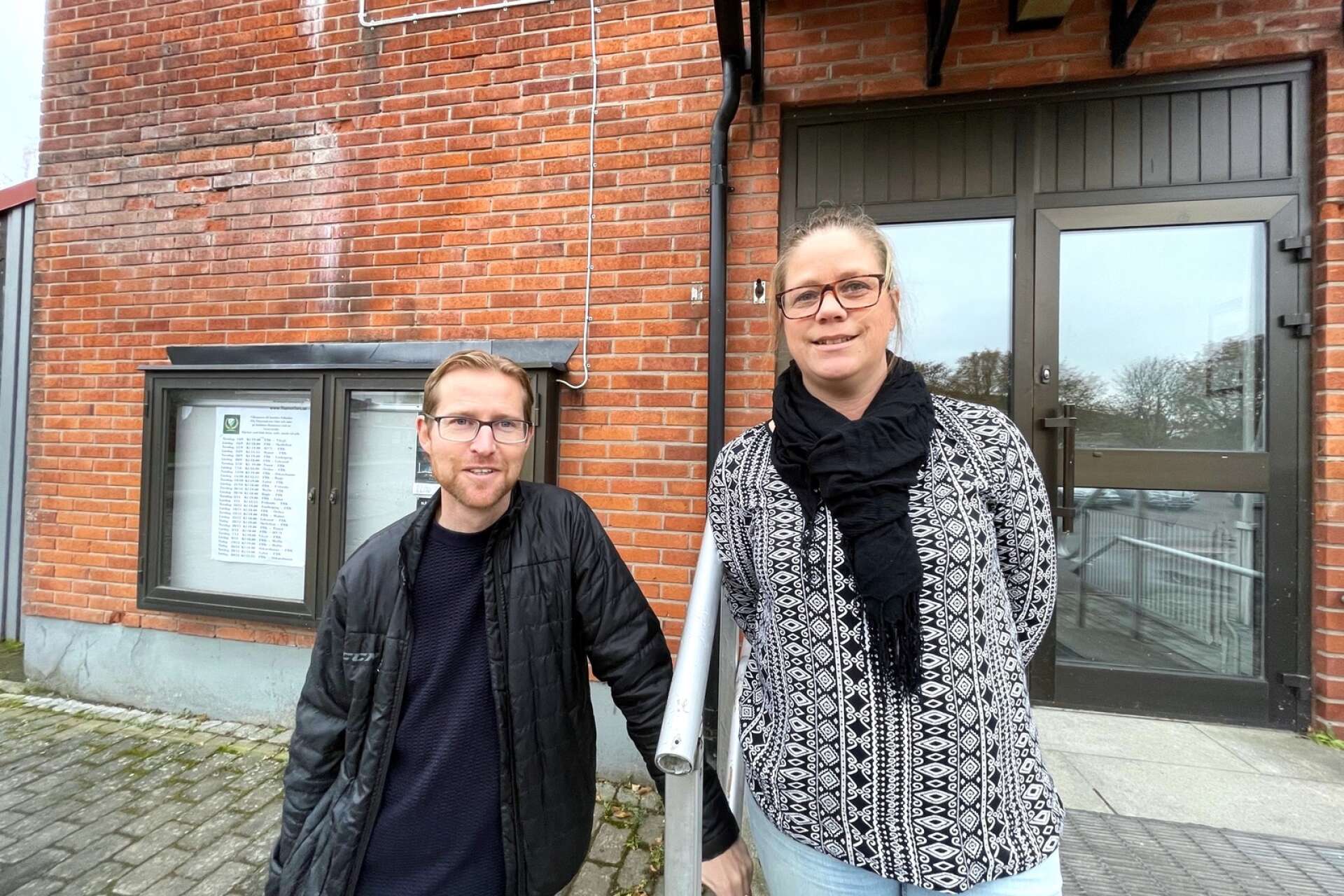 Sektionschefen Christoffer Damström och Manuela Tranberg Blom, på AMI, vid de lokaler som fritidsbanken ska flytta in i. Röda korsets tidigare lokaler vid Folkets hus. 