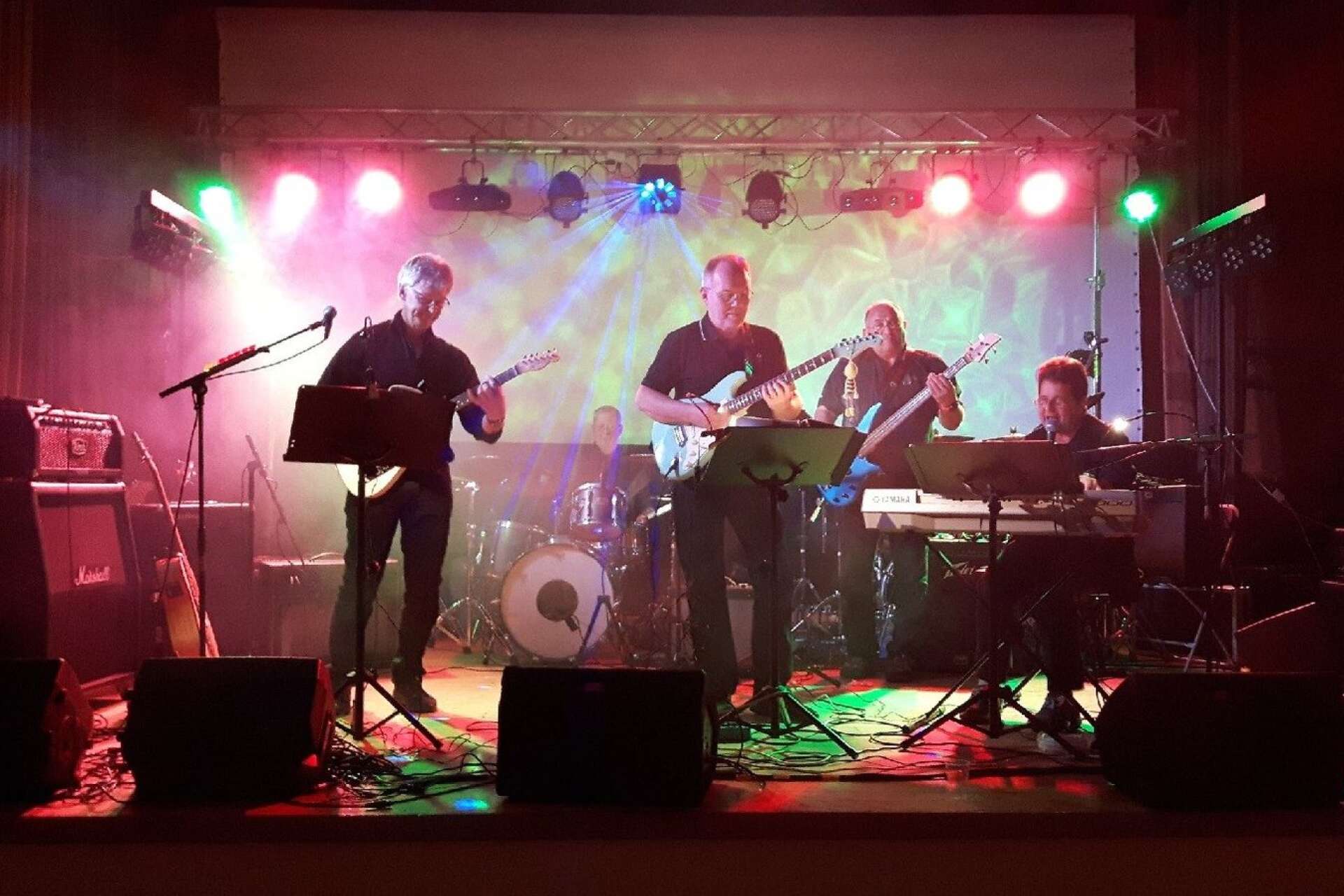 Några som ska medverka på lördag är Långedsgruppen Jennix. Bilden är från ett tidigare evenemang. Från vänster: Ulf Lundquist gitarr och sång, Anders Saltberg trummor, Dan Karlsson gitarr, Sune Höög bas och Clas Sandberg på keyboard och sång.