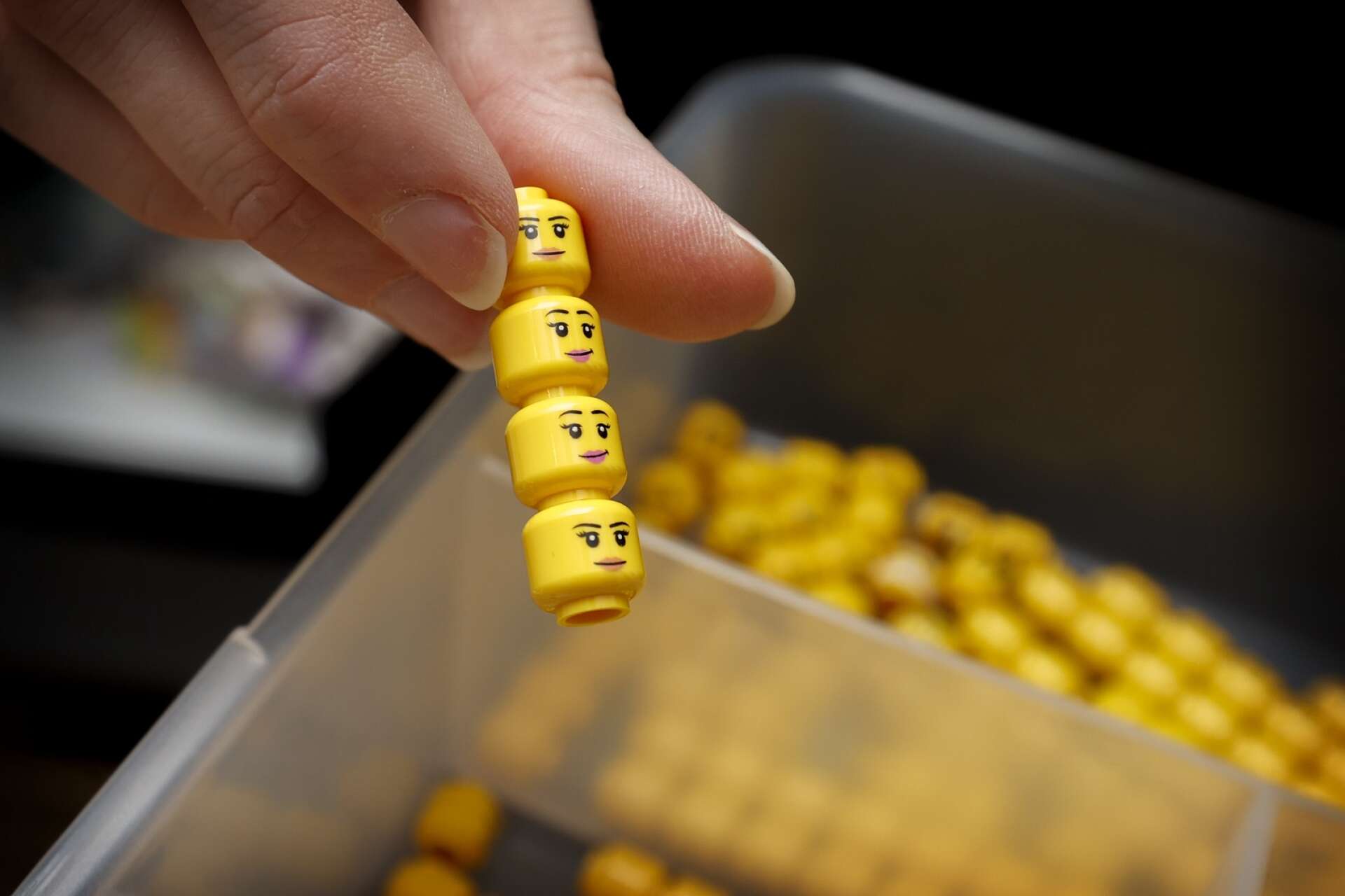 Legoansikten sorterade efter olika uttryck. 
