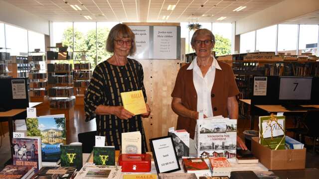 Ulla Wentzel och Berit Wester representerade Värmlandslitteratur och hade med sig en mängd böcker från värmländska författare till mässan. 