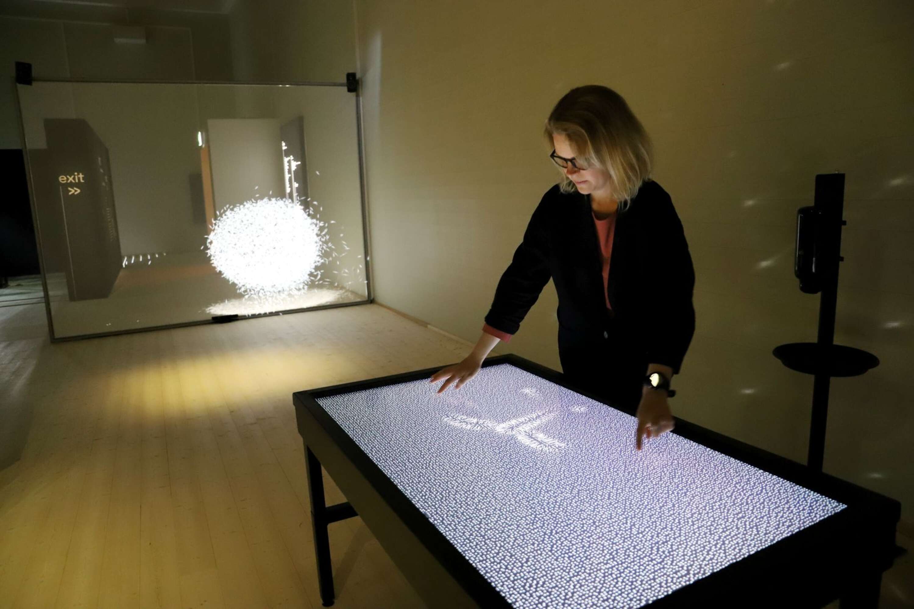 Nya mönster skapas när Johanna Henriksen, redaktionschef på museet, rör vid skärmen.