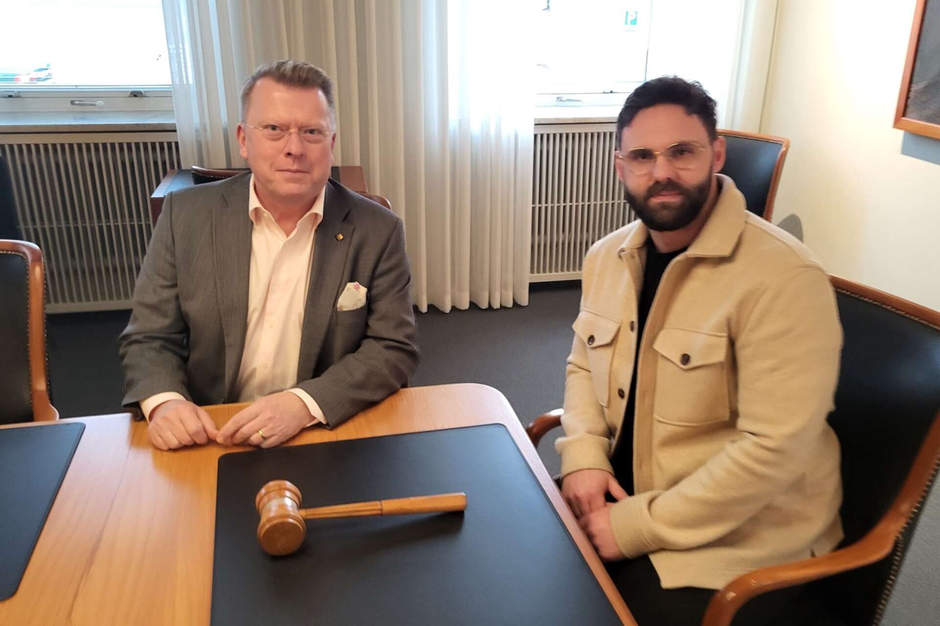 Kommundirektör Ingemar Rosén och Niklas Andersson, ungdomscoach och projektledare för ”Ungdomens kraft i Säffle” lyssnar till de unga kommunutvecklarna.