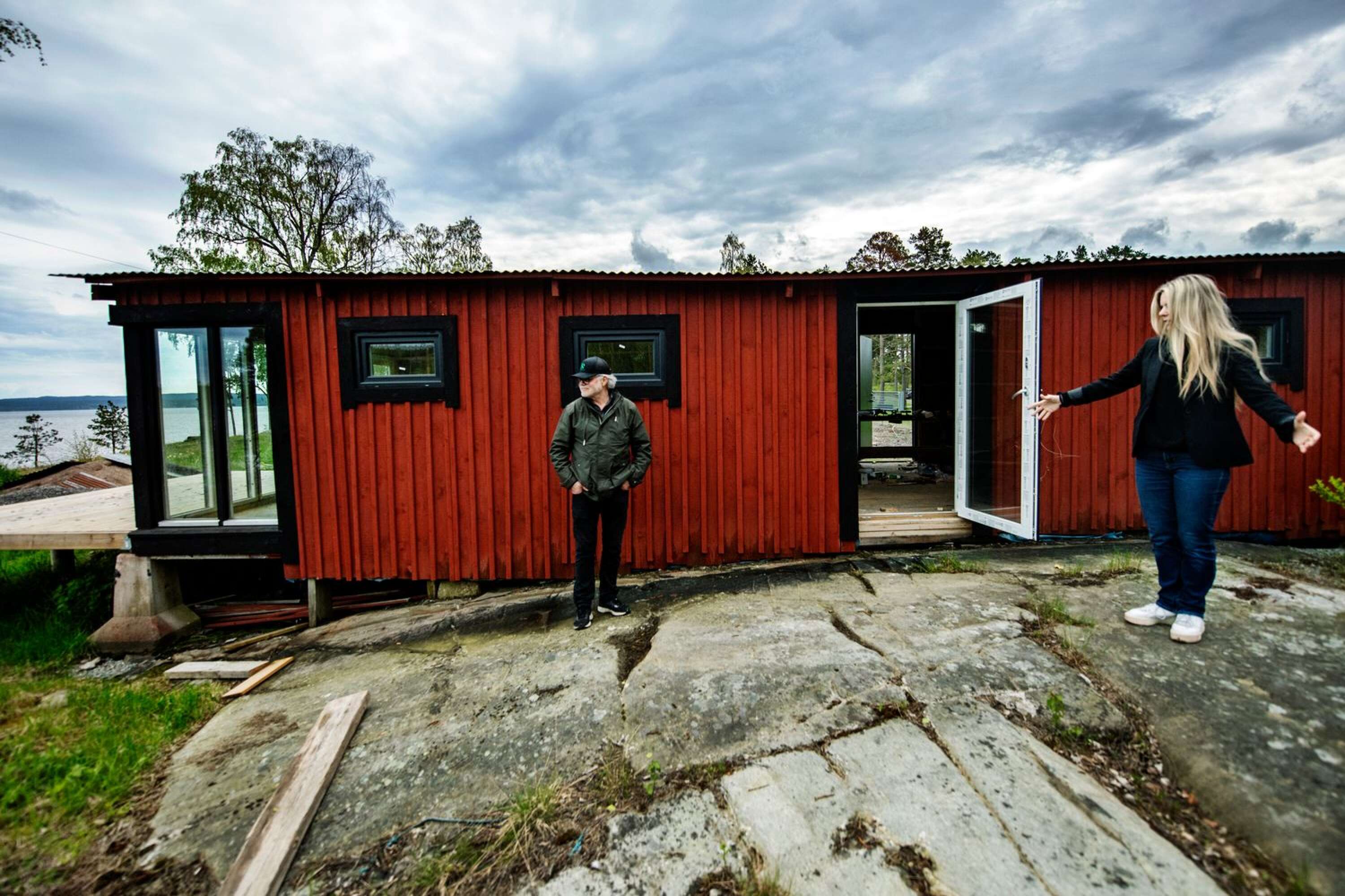 För ett knappt år sedan fanns stora planer på att bygga upp hvb-hemmet på samma plats. Ett projekt som dragit ut på tiden. På bilden Christer Andersson och föreståndare Karolina Defalva.