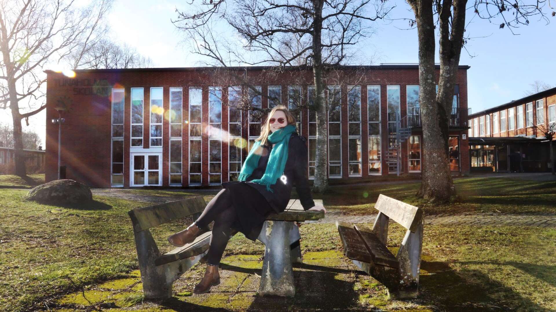 Bänken vid Tunaholmsskolan var välbesökt under högstadietiden, nu är Moa Andersson tillbaka där.