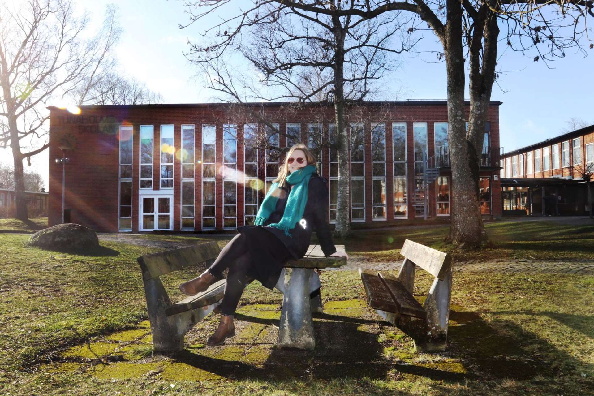 Bänken vid Tunaholmsskolan var välbesökt under högstadietiden, nu är Moa Andersson tillbaka där.