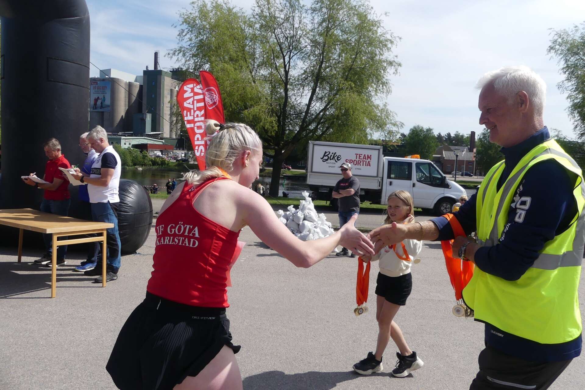En slutkörd men glad Wilma Karlsson segrade i damernas 4 kilometer.
