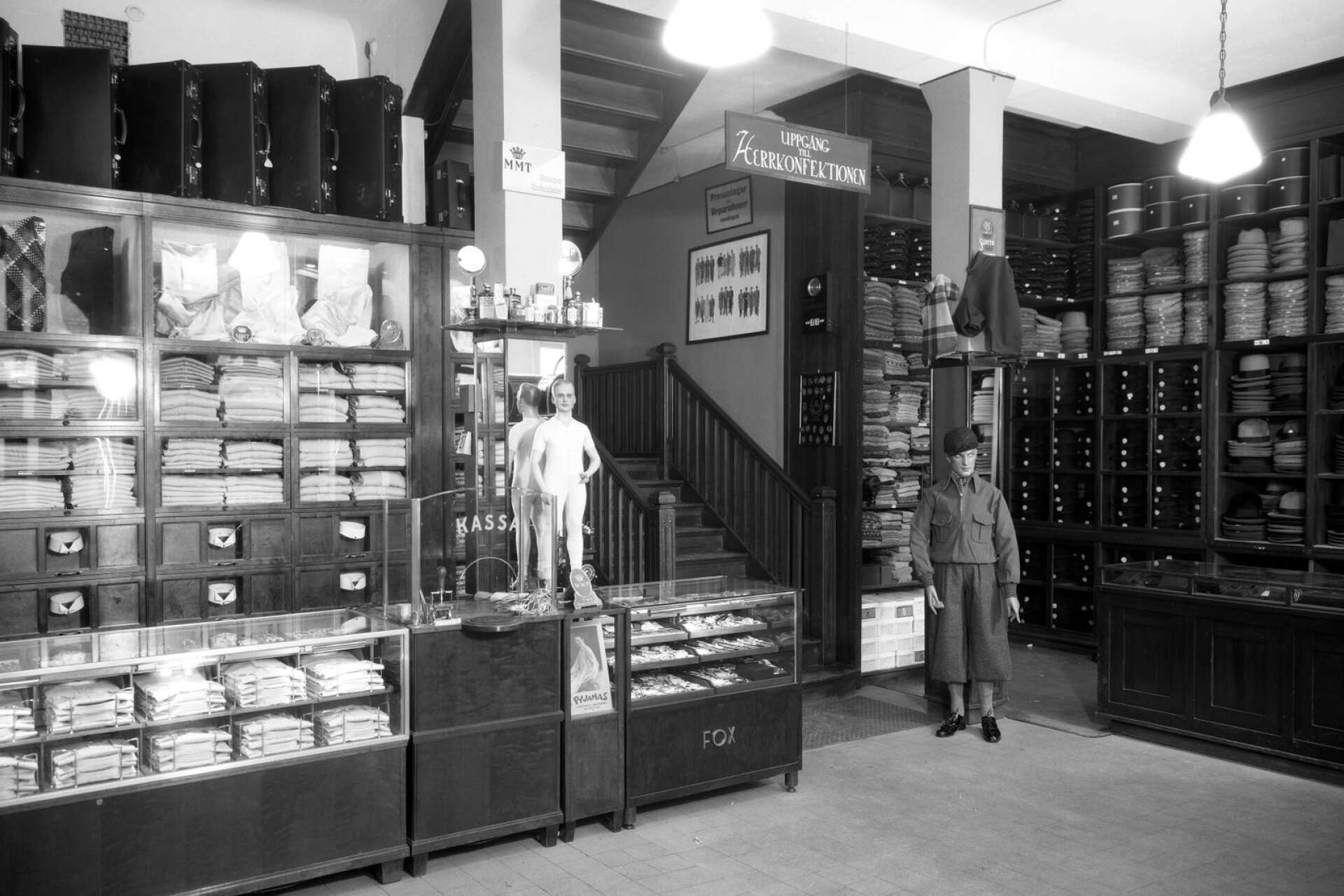 Interiör från CGC:s ursprungliga butik på Kungsgatan 20. Mode för pojkar fanns i sortimentet i flera decennier innan damerna fick en egen avdelning.