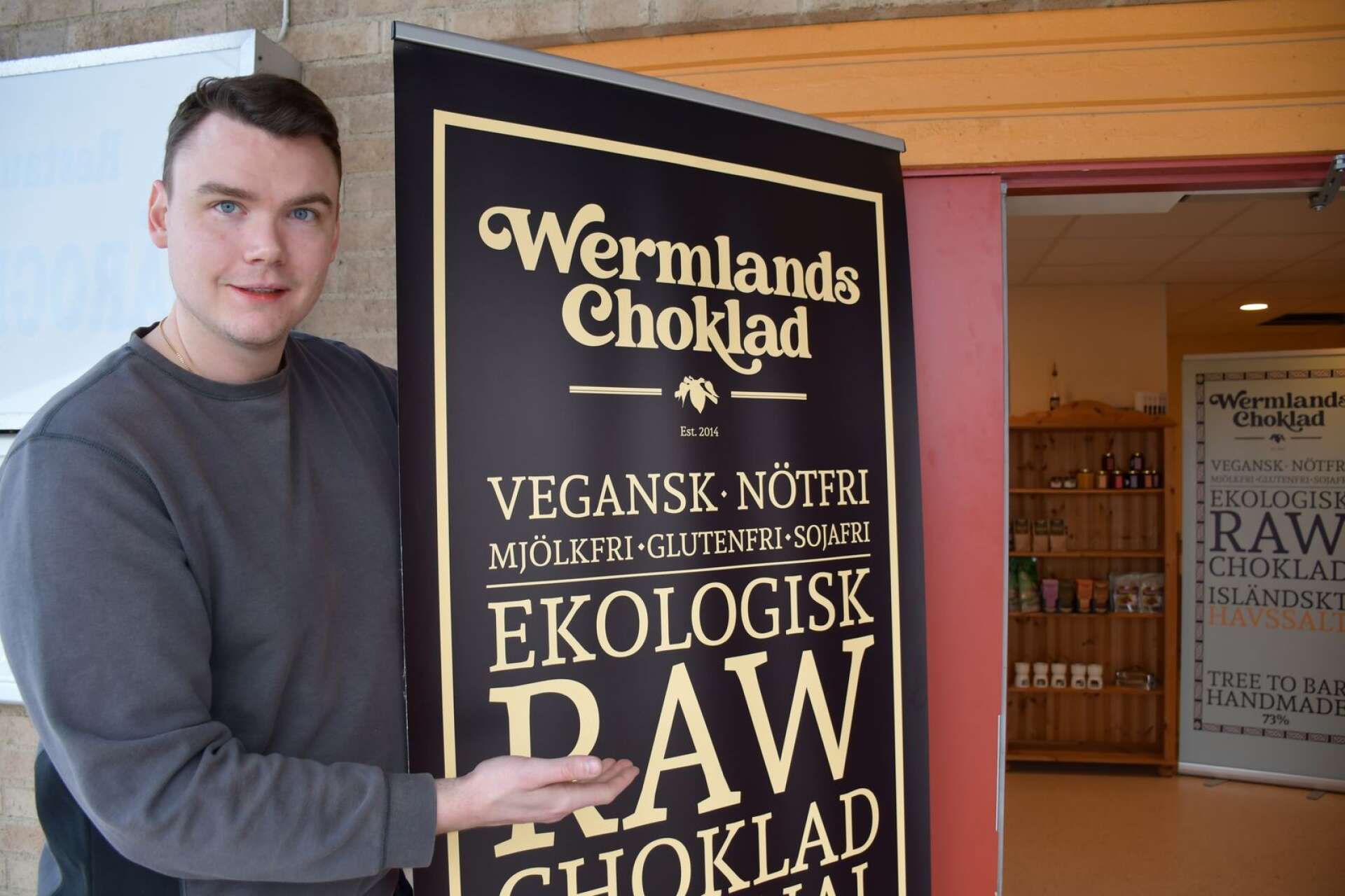 Sebastian Bäckström, vd för Wermlandschoklad i Åmotfors, vid ingången till den lilla butiken som snart kommer öppnas vid själva fabriken.