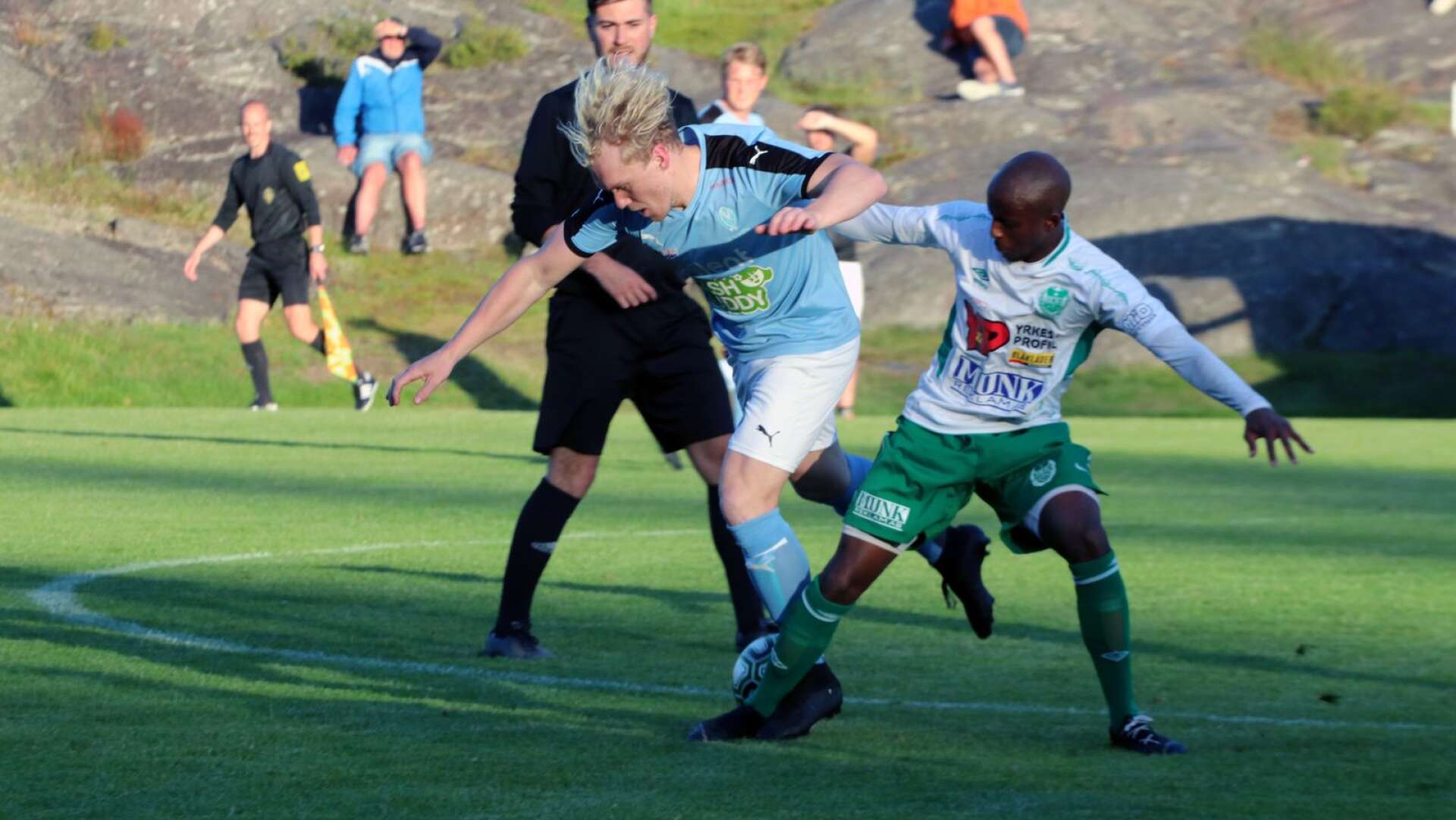 Vikens Erik Svanström i en tuff duell med Svanes Aden Aden. 