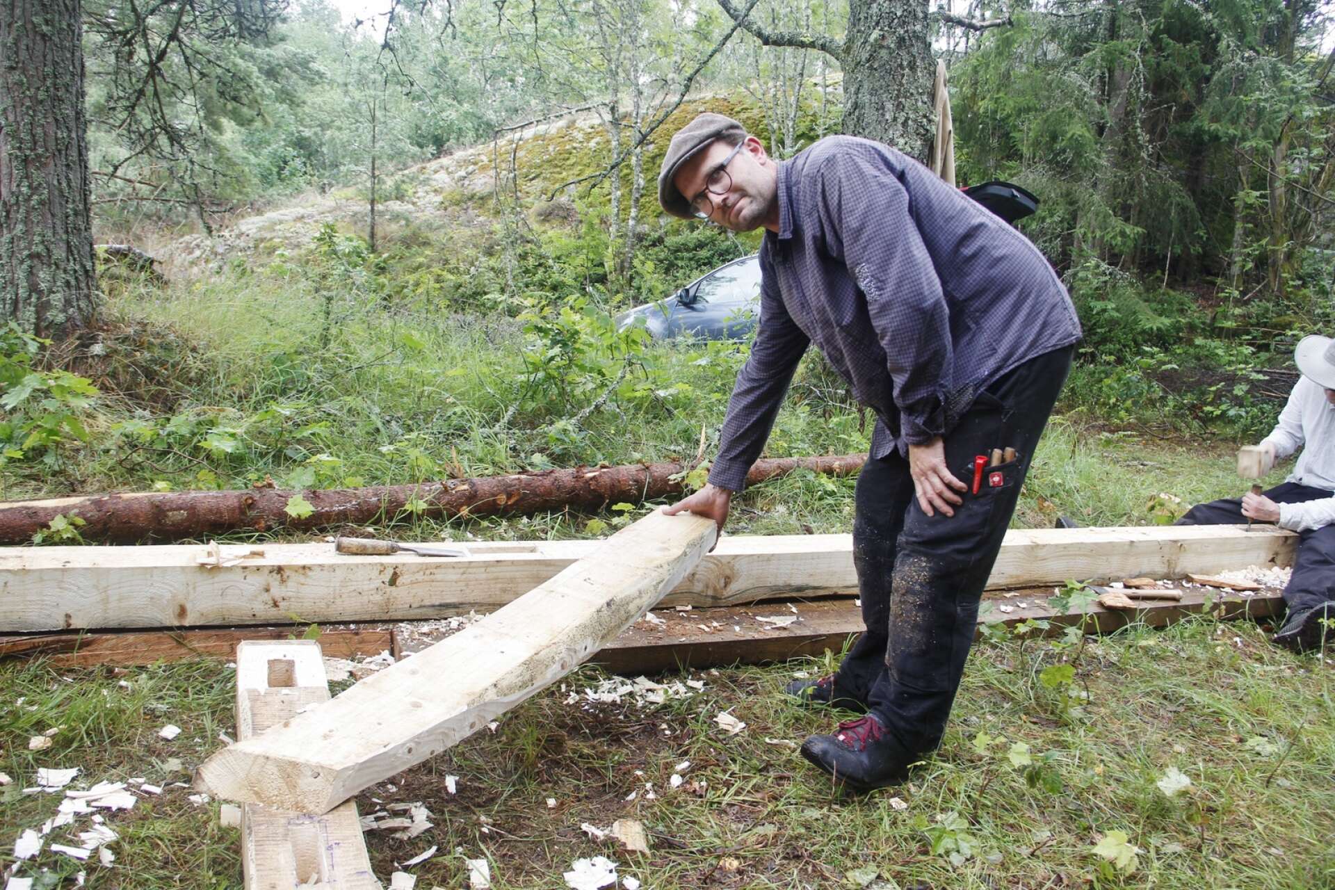 Initiativtagaren Karl Hallberg visar en av snedsträvorna som ska ge stöd till bygget.
