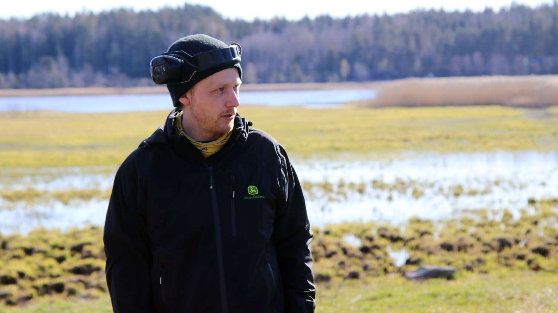 Gustav Bäckström från Björkil-Amnebyns gård noterar att det snabbt blir grönt nu och räknar med att kunna släppa ut djuren på strandängarna inom en eller ett par veckor.