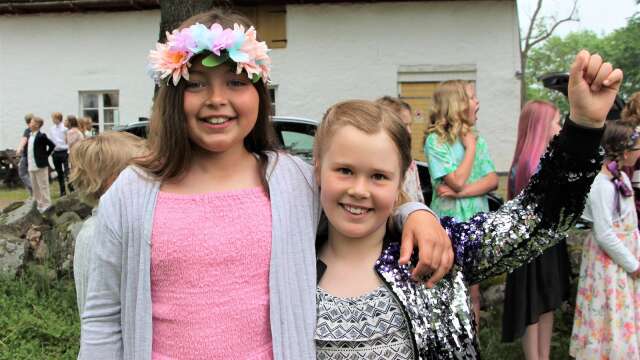 Ellie Jinnestål, 10, och Astrid Jarlgård, 10, kommer att rida en del under sommarlovet.