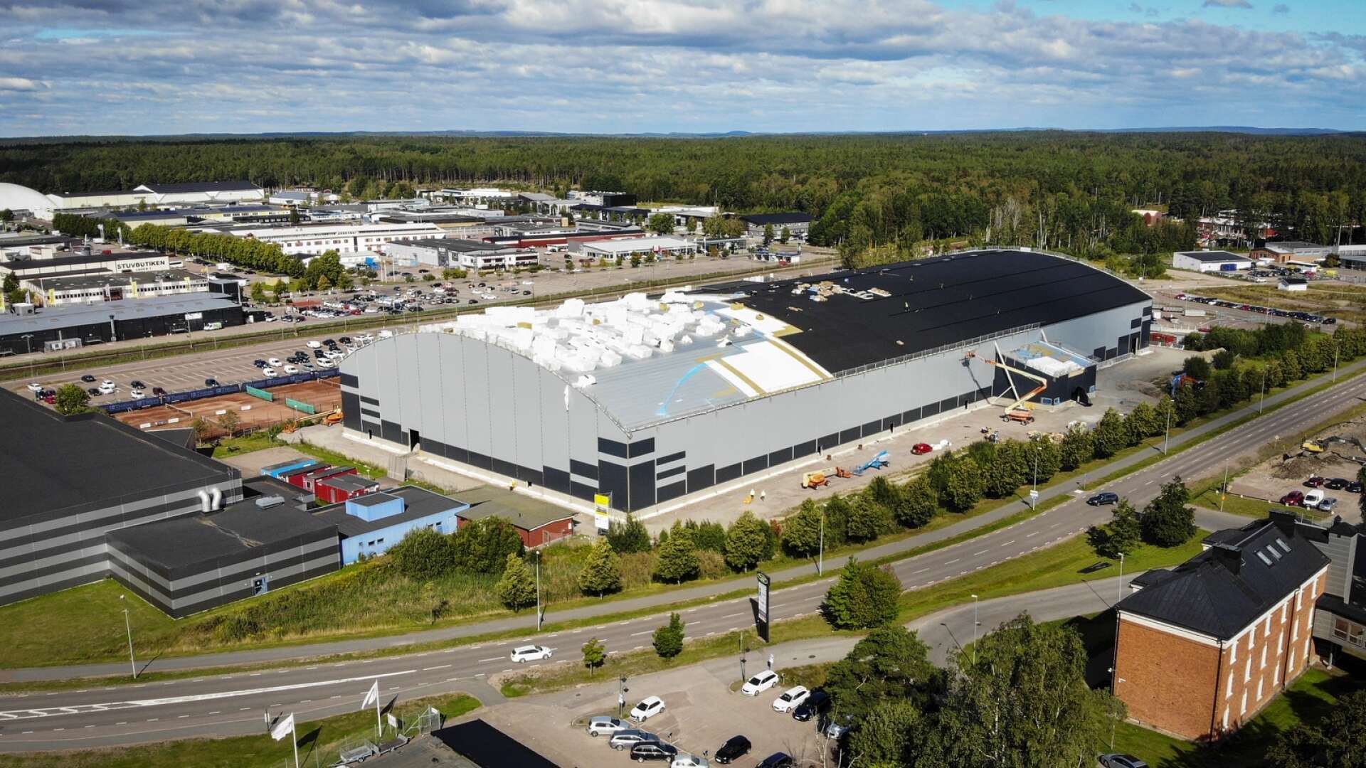 Nya Tingvalla isstadion har nu nått sin fulla storlek och hela det 16 500 kvadratmeter stora taket har lagts på. 900 kvadratmeter solceller ska monteras på arenataket. Den 30 oktober är det seriepremiär för Boltic i arenan då man möter Falun. 