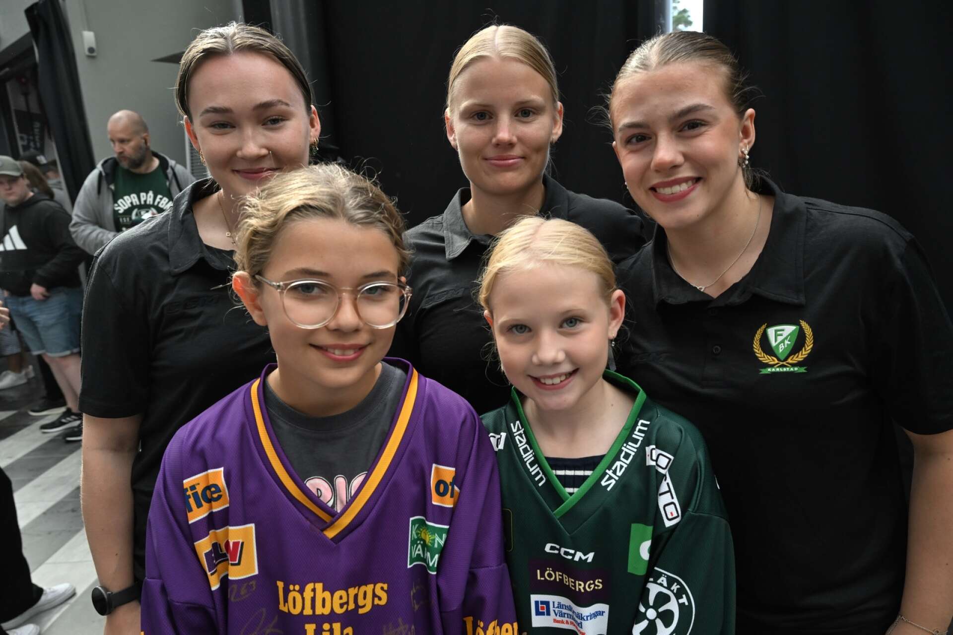 Alexandra Hansson och Wilhelmina Flognfeldt tog chansen att träffa spelare från Färjestad.