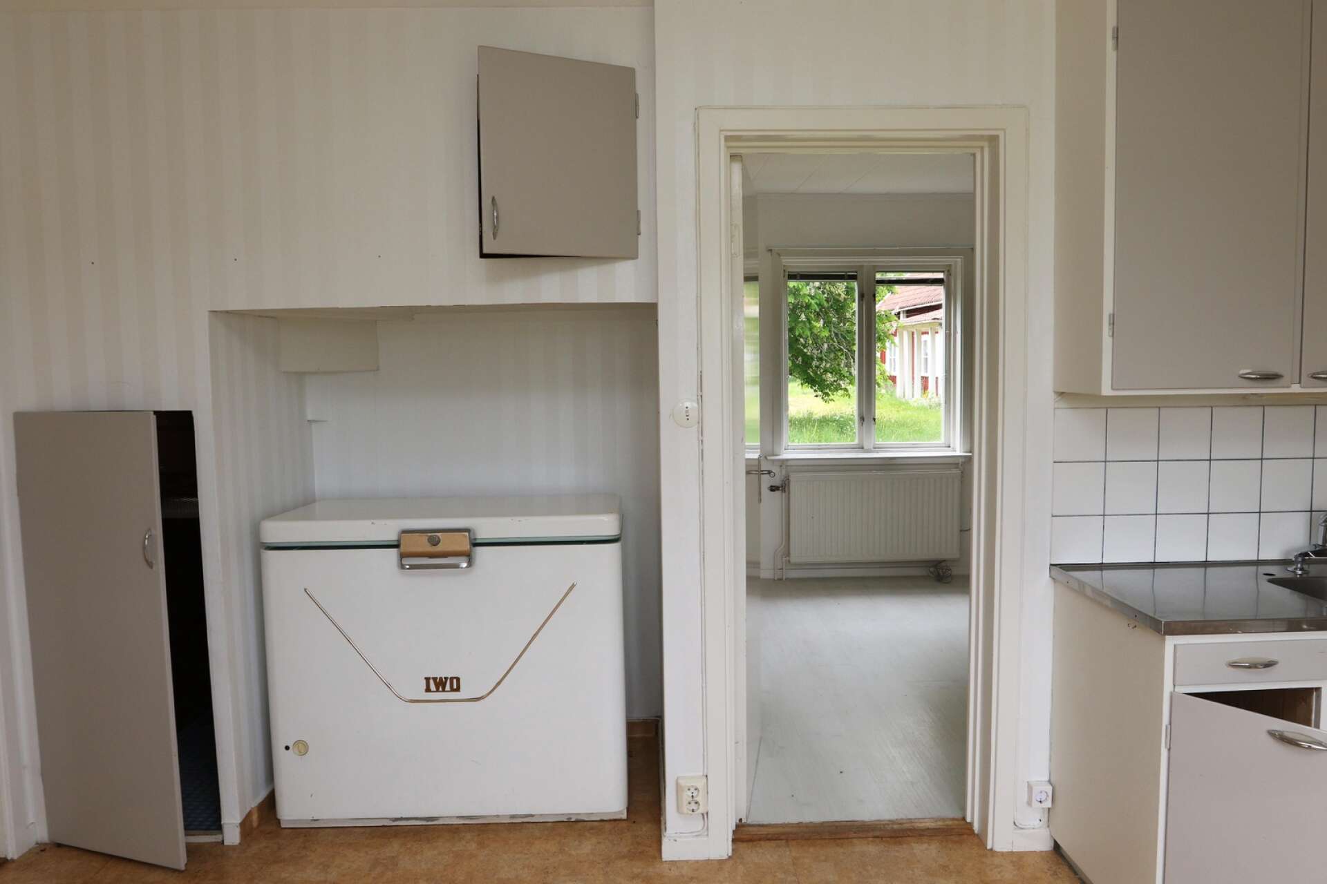 I det lilla köket står en frysbox från det klassiska Mariestadsföretaget Iwo.