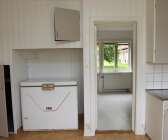 I det lilla köket står en frysbox från det klassiska Mariestadsföretaget Iwo.