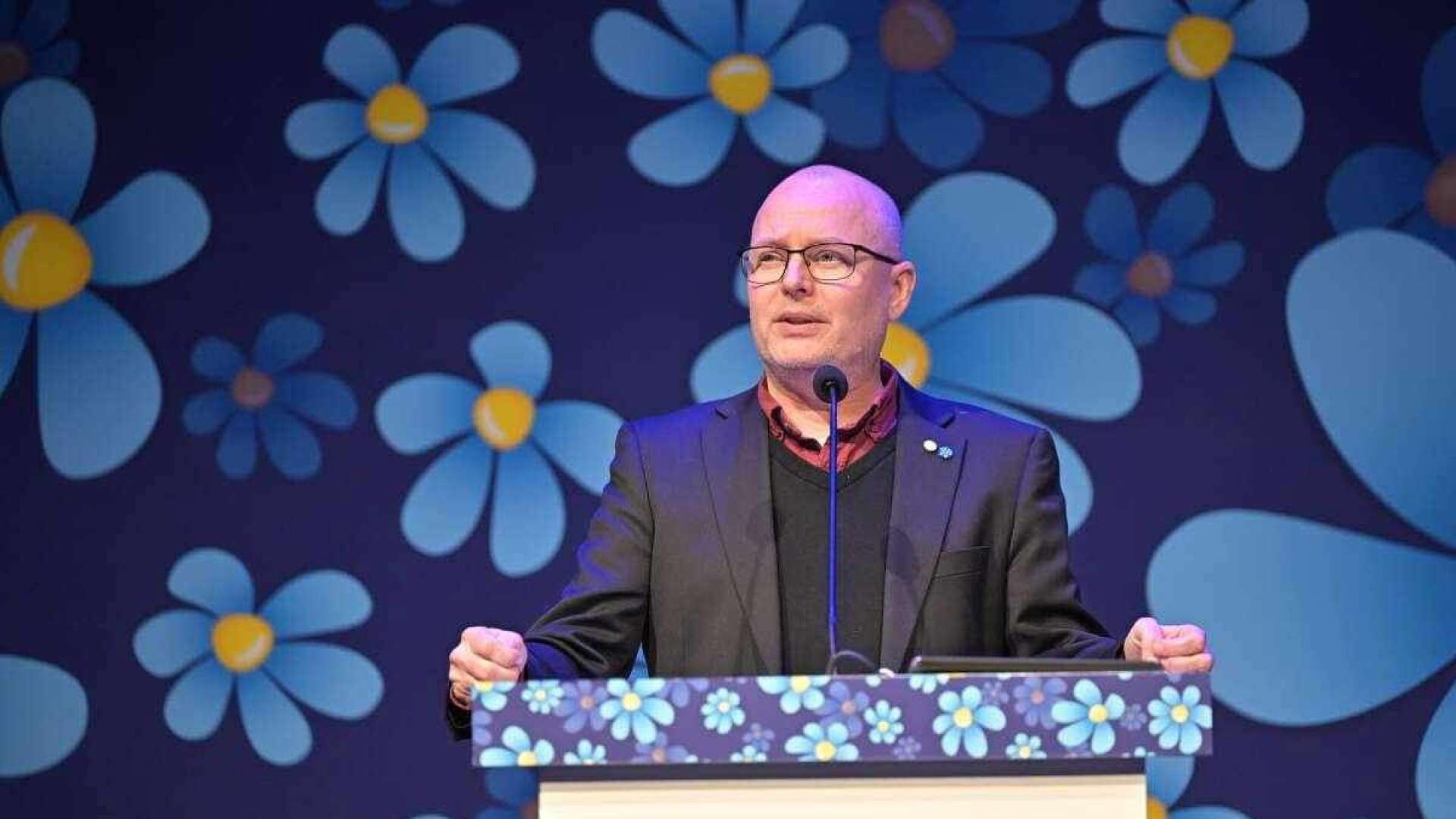 Mellan den 23–26 november hölls Sverigedemokraternas landsdagar i Västerås, och Johnny Grahn, gruppledare för Sverigedemokraterna i Filipstad var på plats. Här yrkar han bifall till sin egen motion angående sänkt medlemsavgift. 