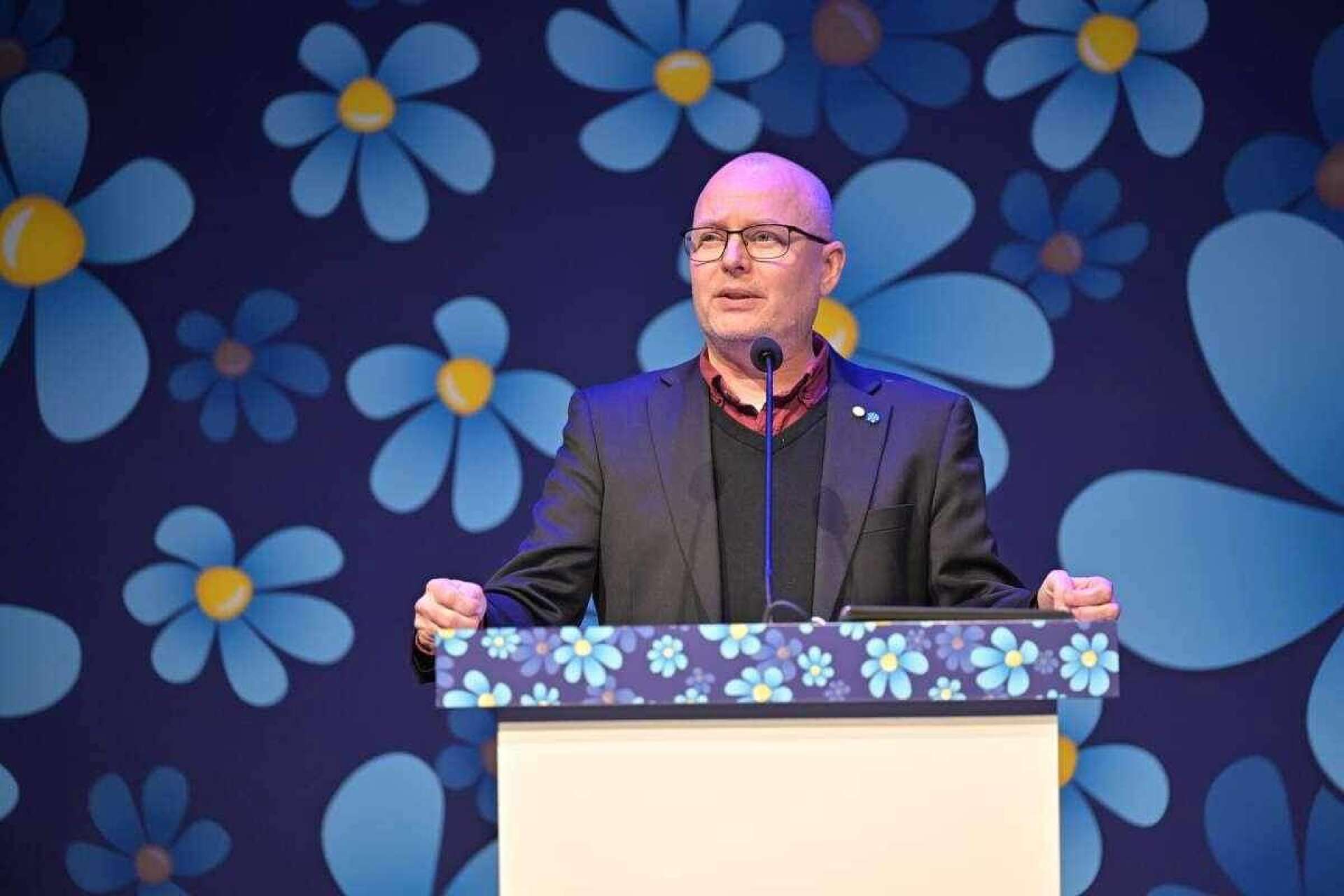 Under Sverigedemokraternas landsdagar i Västerås var Johnny Grahn, gruppledare för Sverigedemokraterna i Filipstad är på plats och höll tal. Nu kommer reaktioner på hans berömmande ord om SD:s partiledare Jimmie Åkesson.  