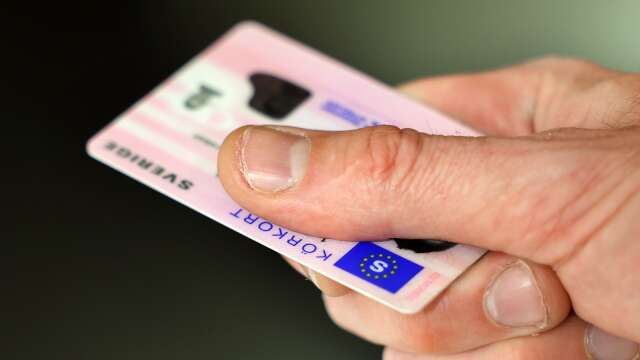 En man i Karlstad erbjöds att köpa tillbaka sitt stulna körkort och bankkort för tusen kronor. Säljaren misstänks nu för häleri.