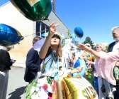 Samhällsstudenten Amelia Uttersäv fick kämpa för att hålla kontroll på sina ballonger. 