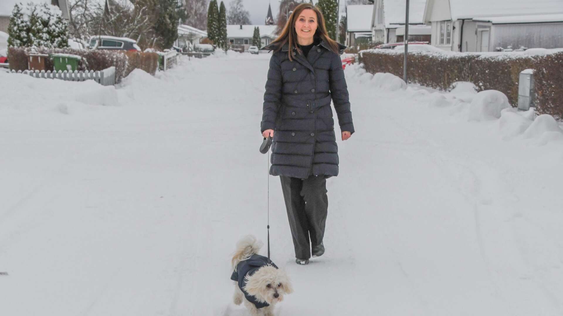 När Linn Brandström är ute och går med hunden Svante blir hon ofta kontaktad av kommuninvånare som vill diskutera både det ena och det andra. Det uppskattar hon, medan Svante först och främst uppskattar snö. 